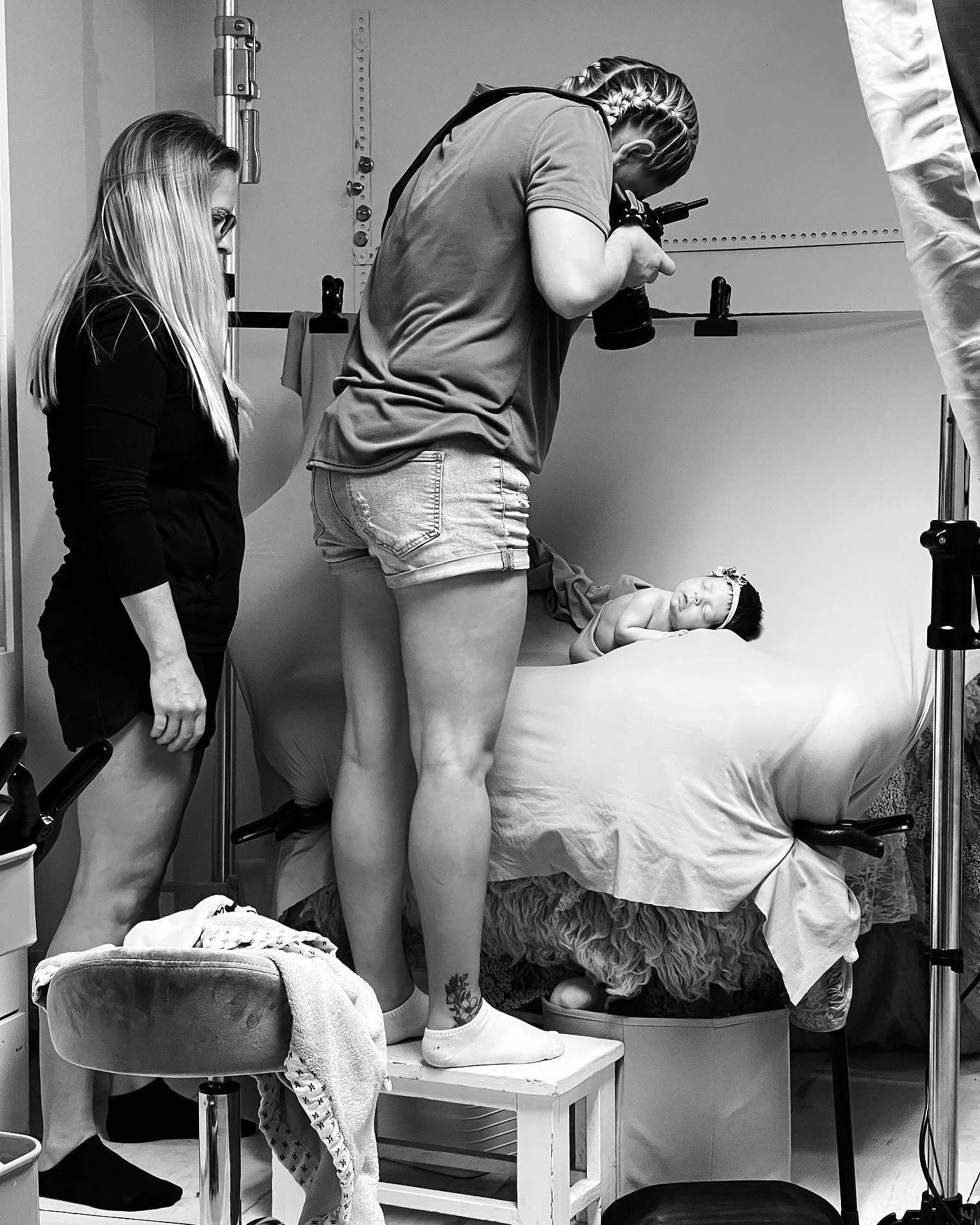 Behind every sleepy newborn photo is a whole lot of teamwork 🤍

While I&rsquo;m focused on capturing the tiny details, my assistant is always close by helping keep baby safe, comfortable, and settled throughout the session. Newborn photography is so