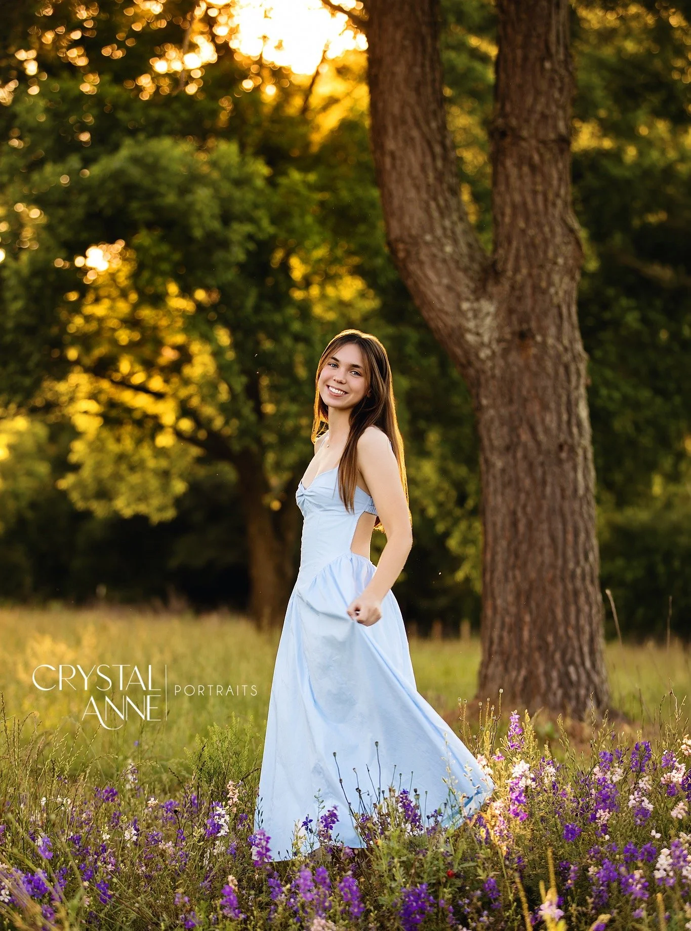 Golden hour, wildflowers, and a senior year worth celebrating. ✨
Karly absolutely shined during her session tonight. Here&rsquo;s a little sneak peek while I work through the rest of her gallery.

#ApexSeniorPhotographer #RaleighSeniorPhotographer #C