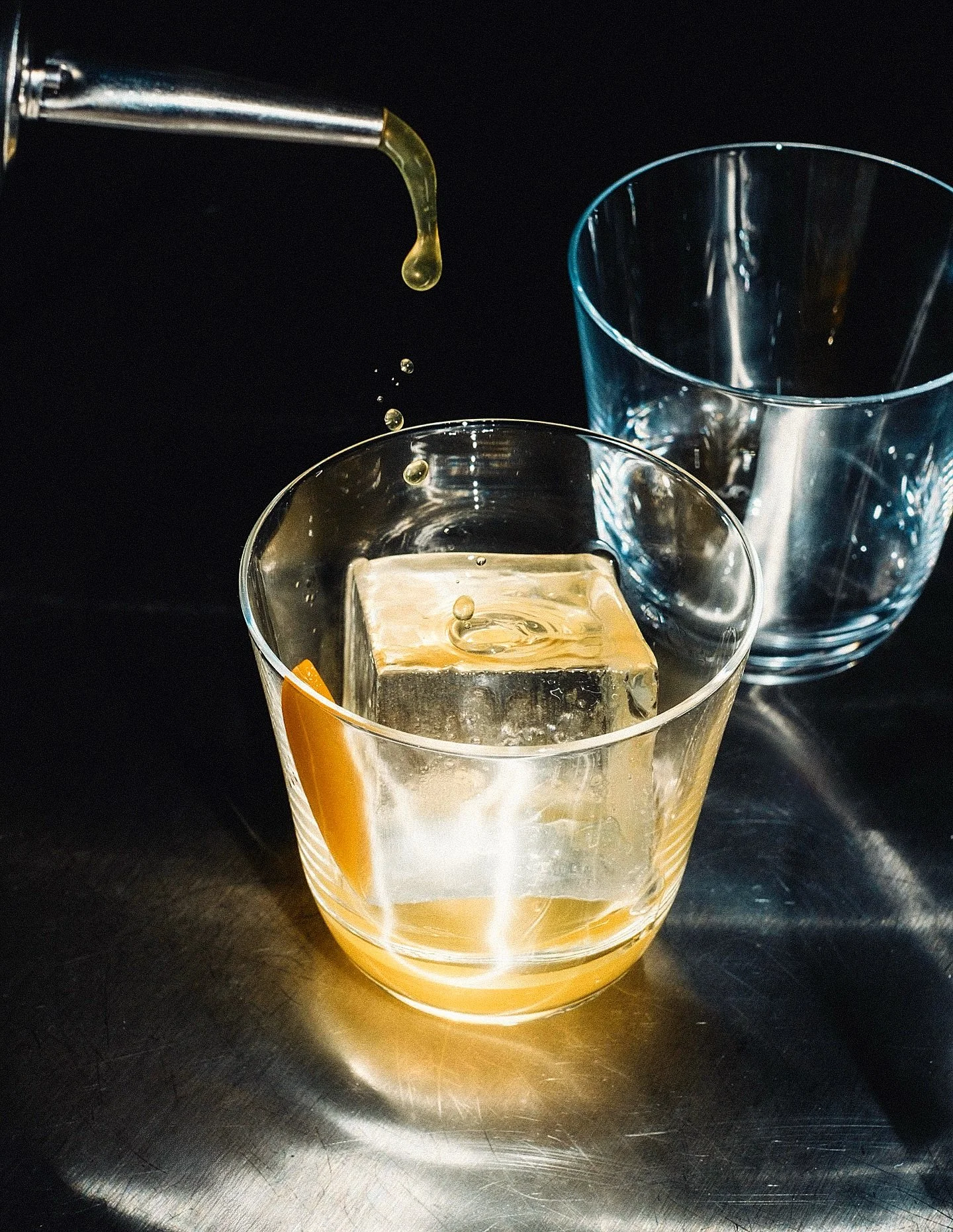fff designed two drinks for the launch of @toothsome_magazine Issue II: From Minimal to Maximal

MINIMAL :: The Lost Explorer Espad&iacute;n / Pickled Long Green Finger Chilli / Jasmine / Lime Oleo

MAXIMAL :: The Lost Explorer Tequila Blanco / Toast