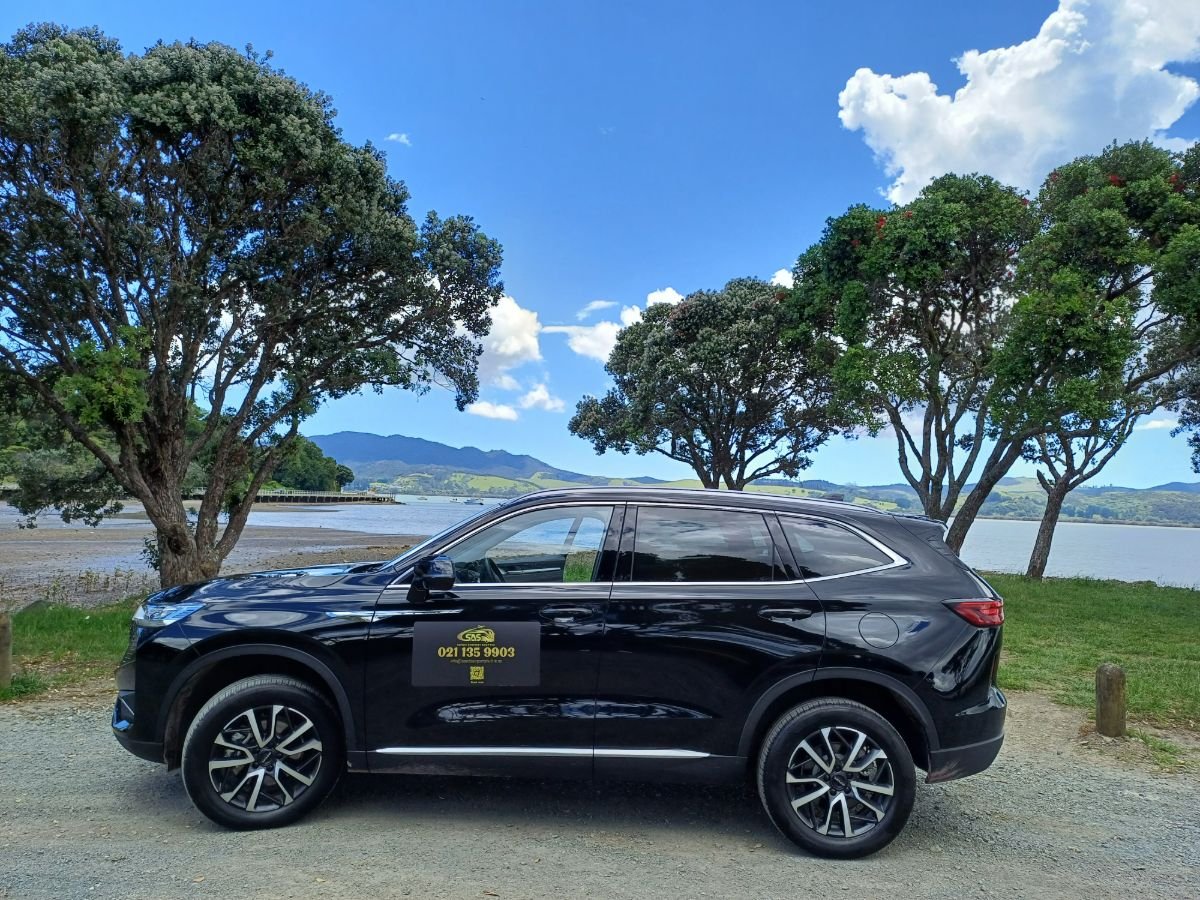 Black Sanz SUV airport shuttle