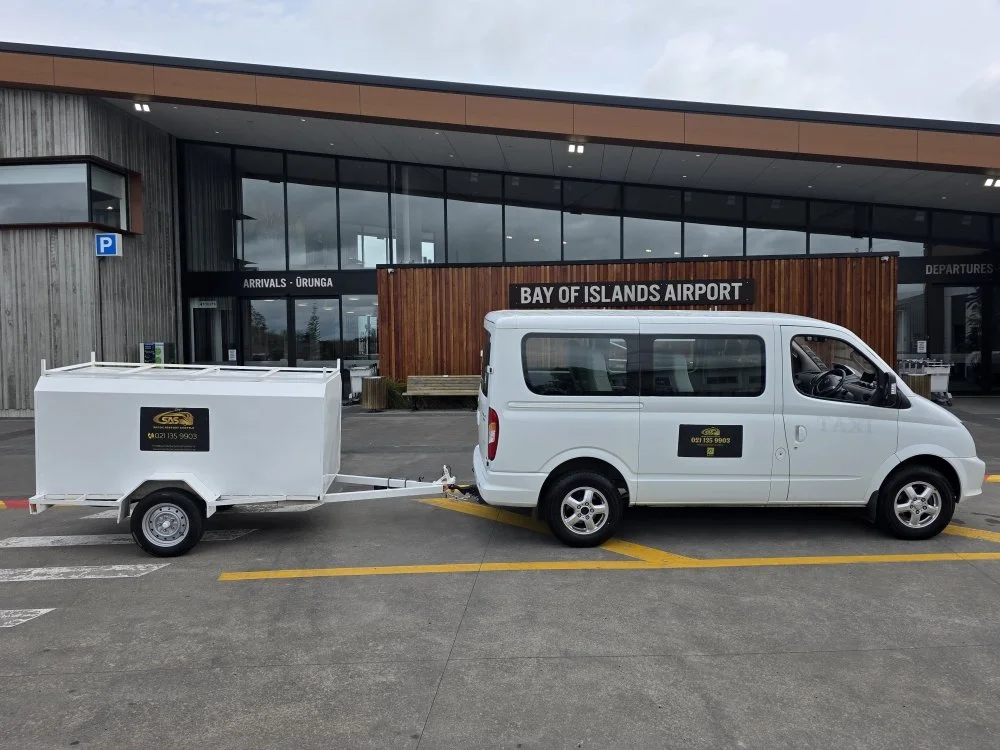 Sandz airport shuttle outside bay of islands airport