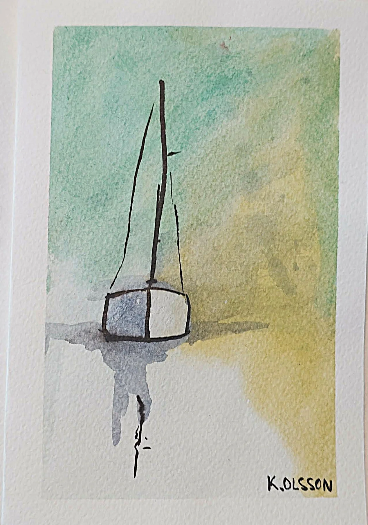 En liten skiss av en segelbåt med reflektion i vattnet, målat med akvarell, signerad av K. Olsson.