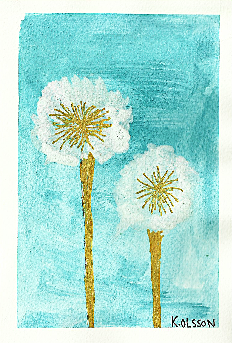 Två vita blommor med gula stift i mitten mot en blå bakgrund.