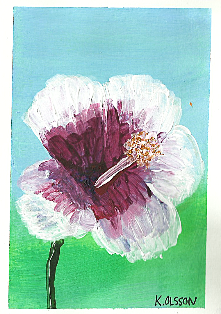Målning av en blomma med vita, rosa och mörkröda blad mot en himmelsblå och grön bakgrund, signerad 'K. Olsson'.