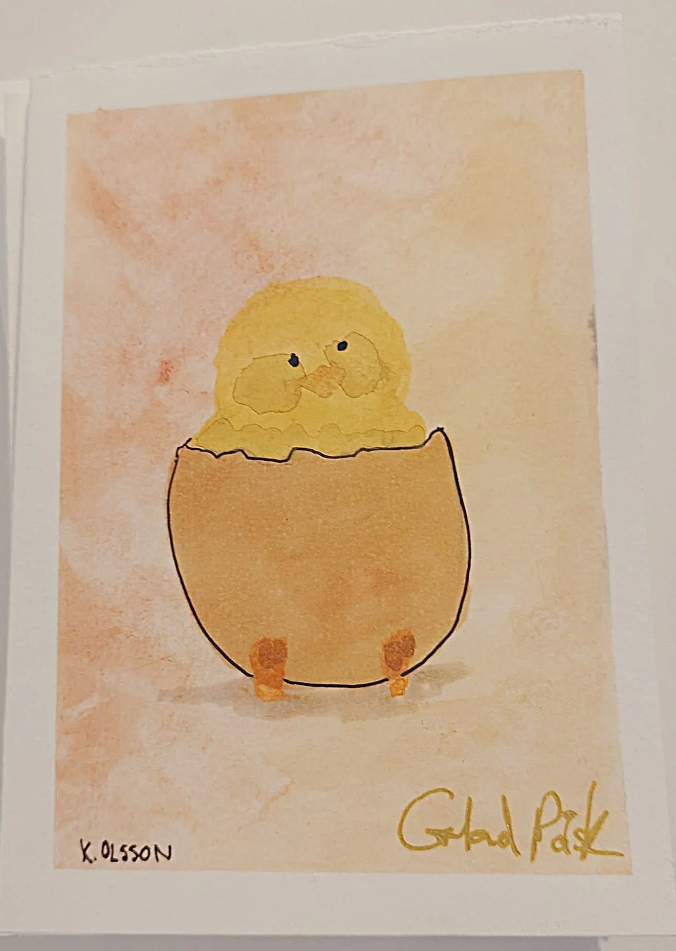 En tecknad bild av en kyckling i ett äggskal på ett brunt ägg. Bakgrunden är ljus och pastellfärgad.