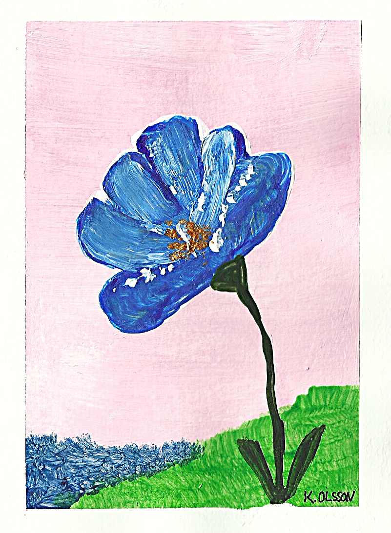 Färgad teckning av en stor blå blomma med grönt blad och stängel på ett rosa och grönt landskap, signerat K. Olsson.