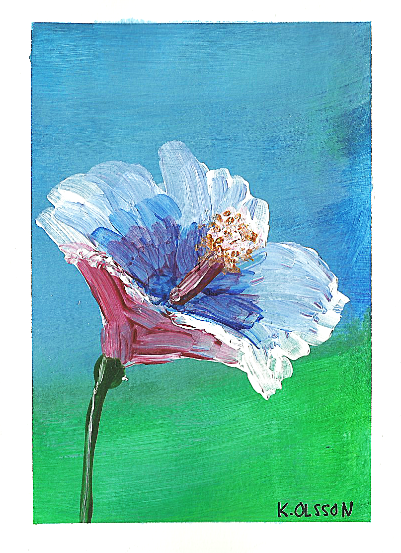 En målning av en blomma med vita, blå och rosa nyanser mot en blå himmel och grön mark. Konstnärens namn, K. Olsson, är skrivet i hörnet.