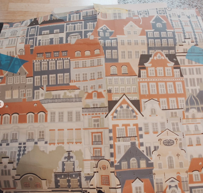 En illustration av ett stadslandskap med många färgglada gamla byggnader och hus, inklusive torn och fönster i olika stilar.