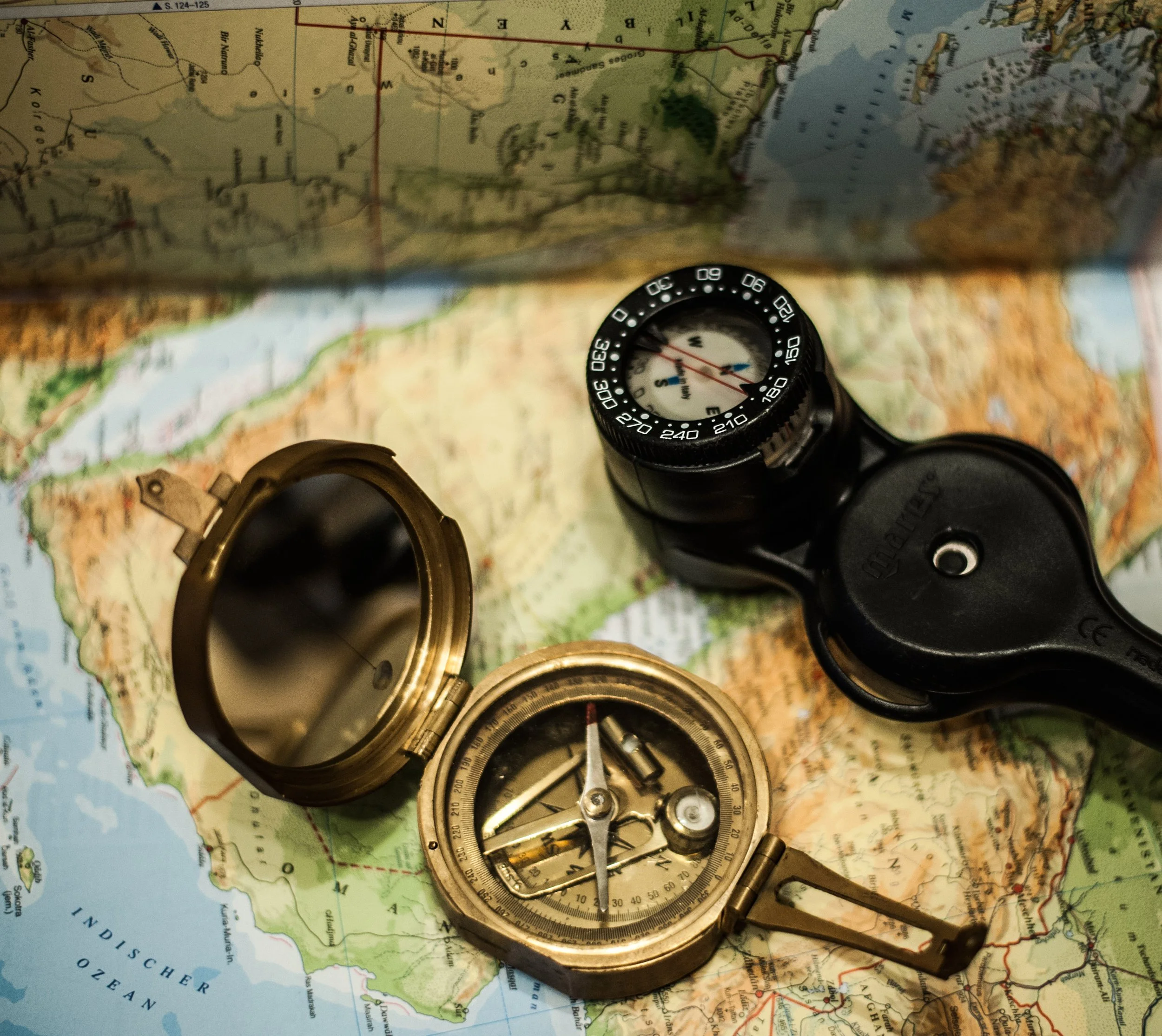 Old_naval_and_modern_diving_compass.jpg