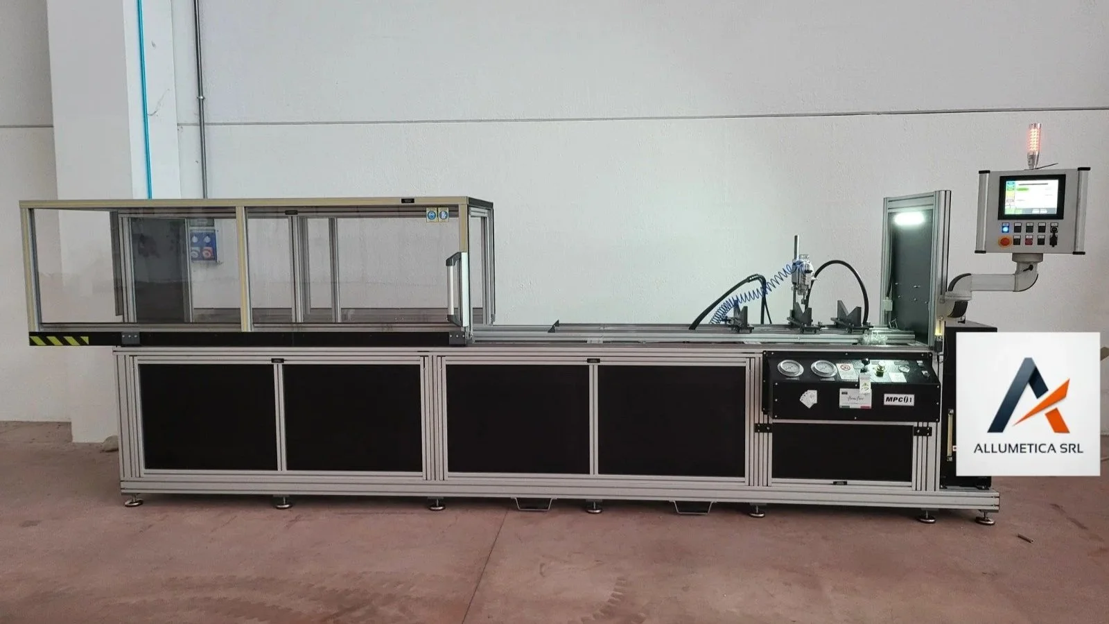 Macchina industriale in profili strutturali di alluminio banco di test  e collaudo cilindri oleodinamici con schermo di controllo e logo Allumetica SRL