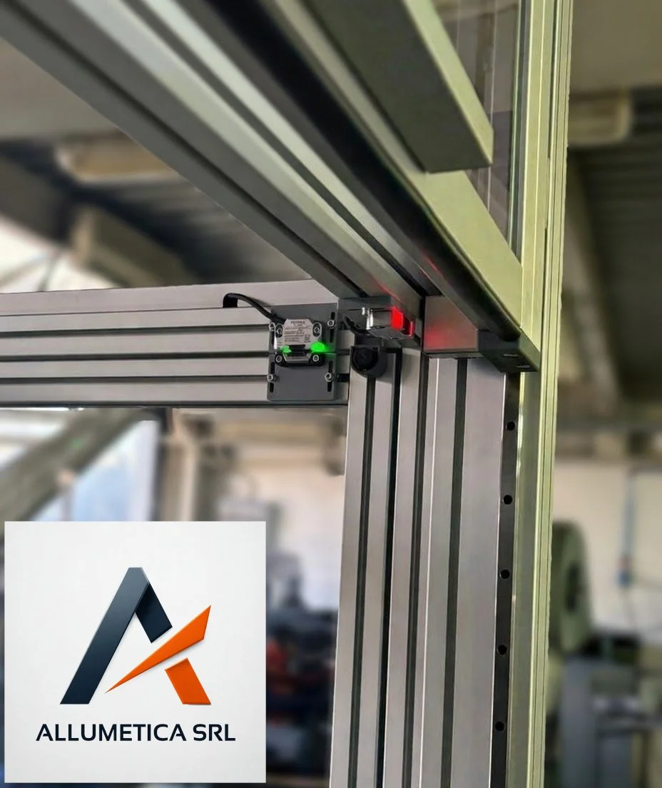micro interruttori di sicurezza keyence magnetici macchina rullatrice retrofit adeguamento e messa a norma produzione, con struttura alluminio strutturale e pannello di controllo. Logo di ALLUMETICA SRL in basso a sinistra