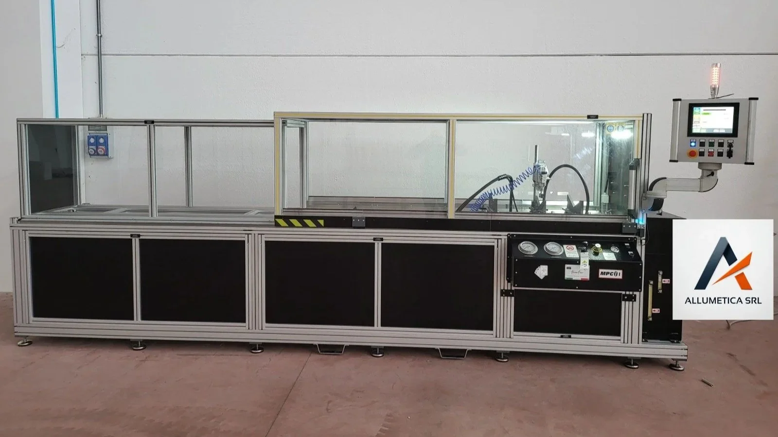 Macchina industriale in profili strutturali di alluminio banco di test  e collaudo cilindri oleodinamici con schermo di controllo e logo Allumetica SRL