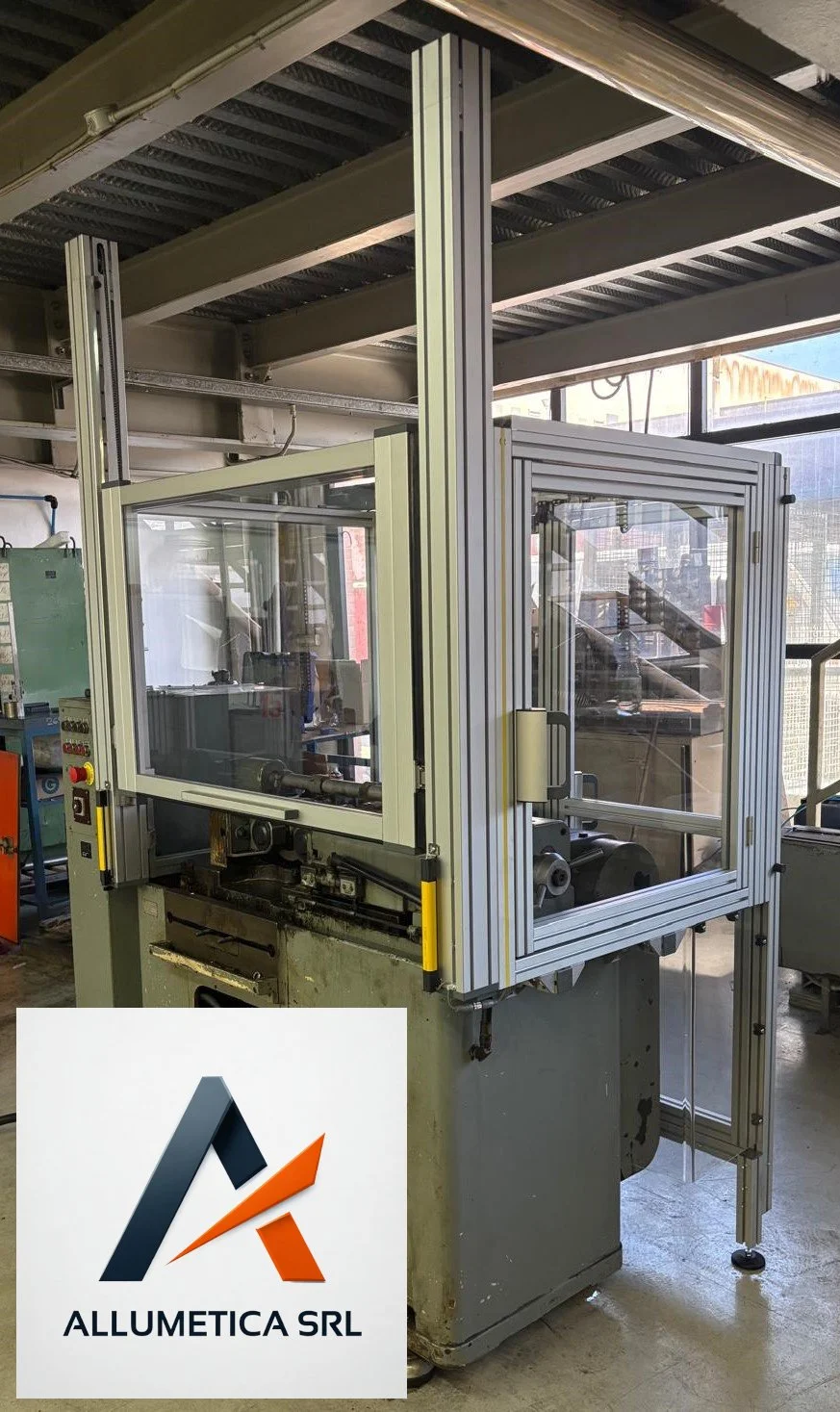 macchina rullatrice retrofit adeguamento e messa a norma produzione, con struttura alluminio strutturale e pannello di controllo. il logo di Allumetica SRL.