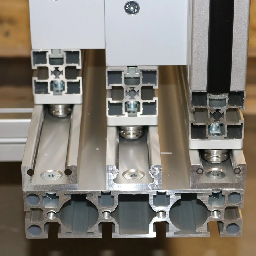 particolare della tecnologia di scorrimento integrata sui sistemi modulari in profili strutturali in alluminio