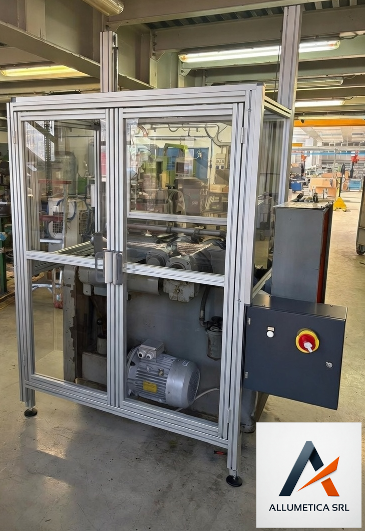 macchina rullatrice retrofit adeguamento e messa a norma produzione, con struttura alluminio strutturale e pannello di controllo. Logo di ALLUMETICA SRL in basso a destra. quadro si sicurezza dedicato