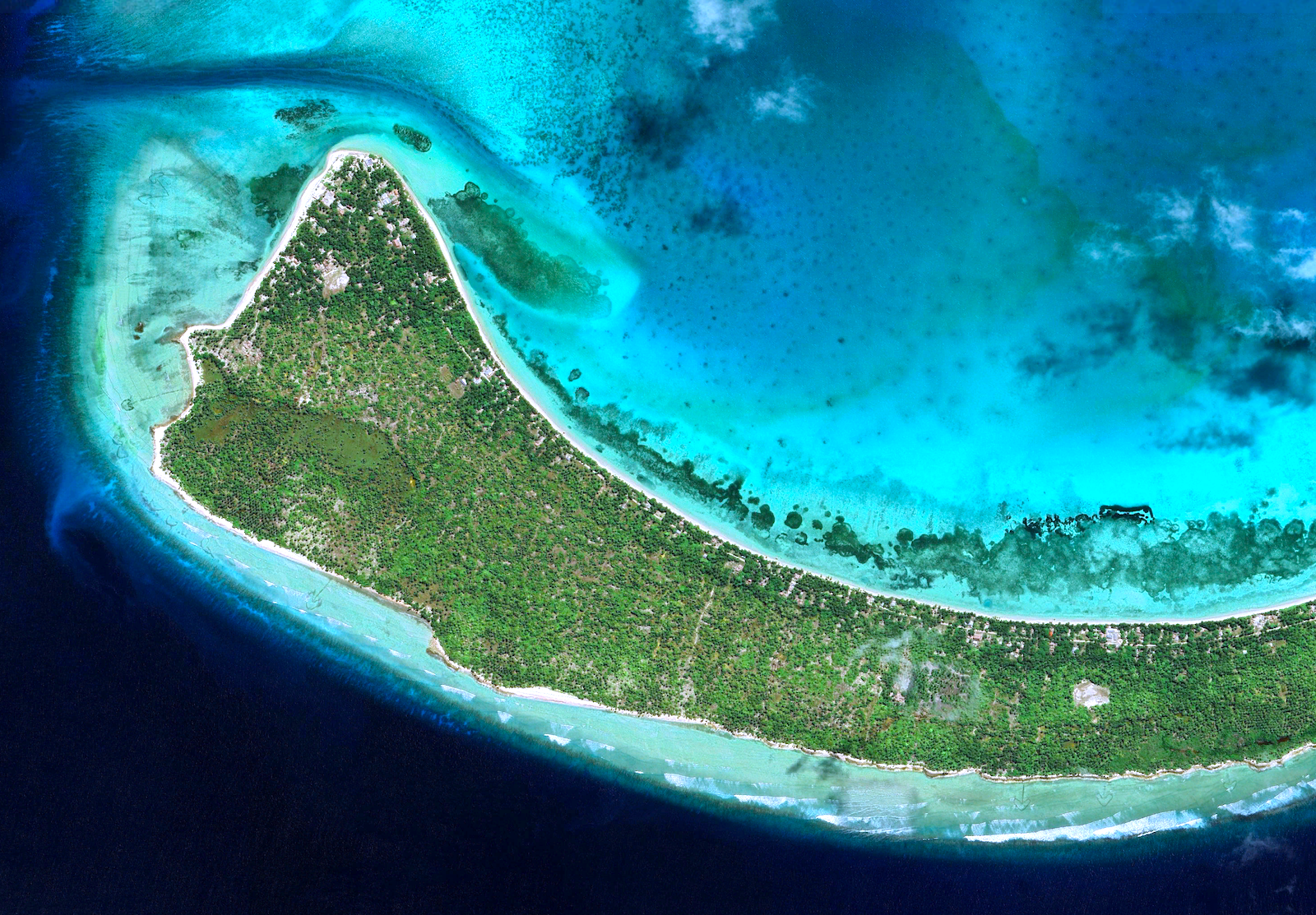 Close up on southern end of Abaiang.png