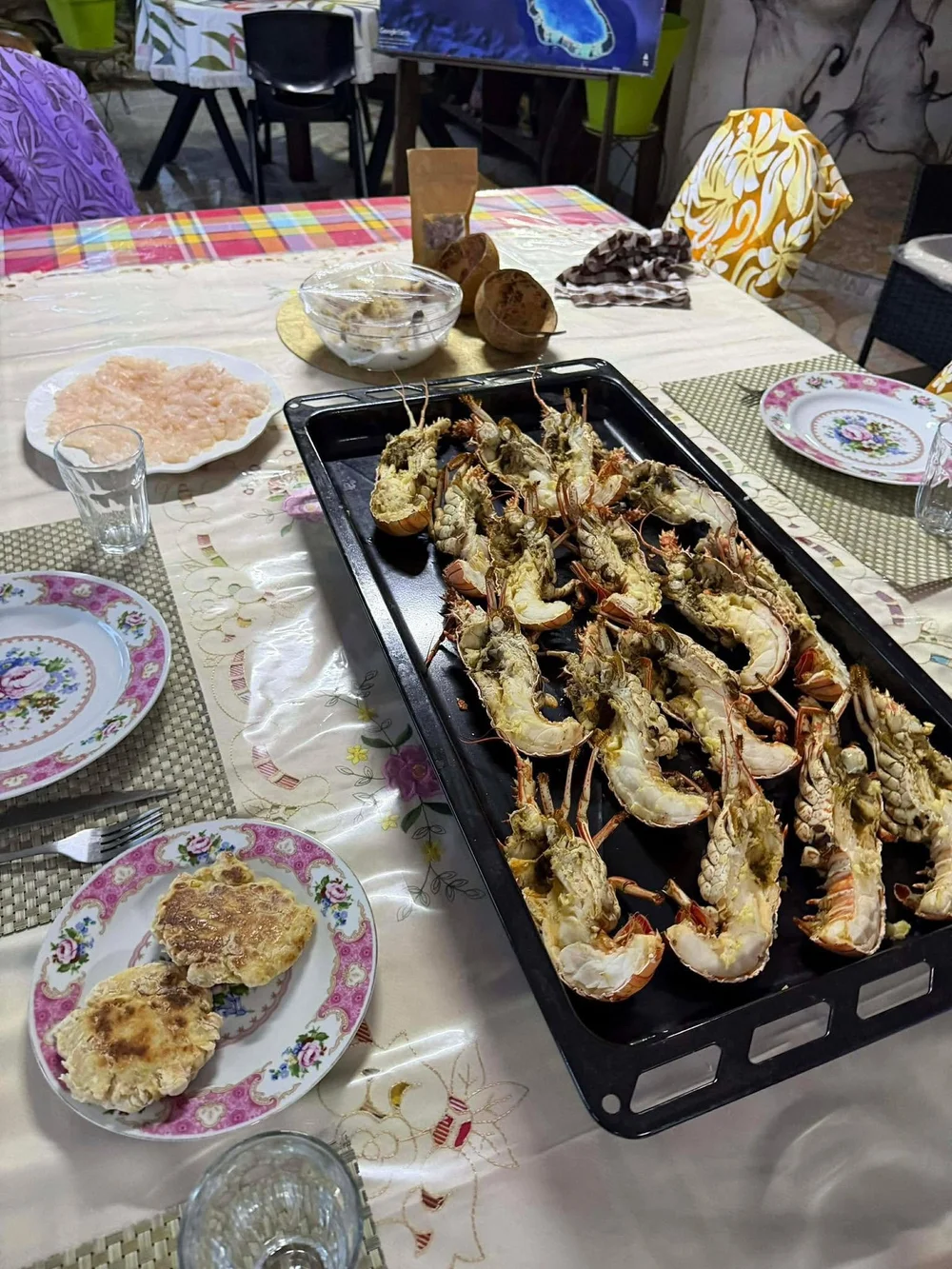A shared seafood dinner at the Anaa homestay