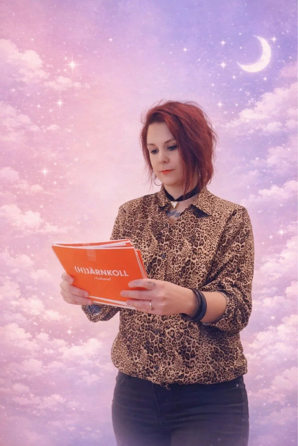 Anna som bär en leopardmönstrad skjorta och håller talkort med titeln 'HJÄRNKOLL' framför en bakgrund av rosa moln, stjärnor och en halvmåne på en nattlig himmel.
