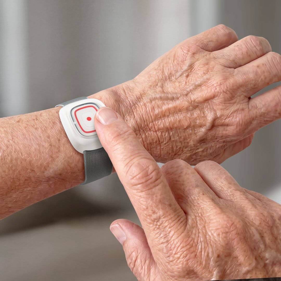 Armbanduhr des Notrufgerätes vitadoro NOVO GSM. Durch das Drücken des Notrufknopfes wird die Notrufzentrale alarmiert.