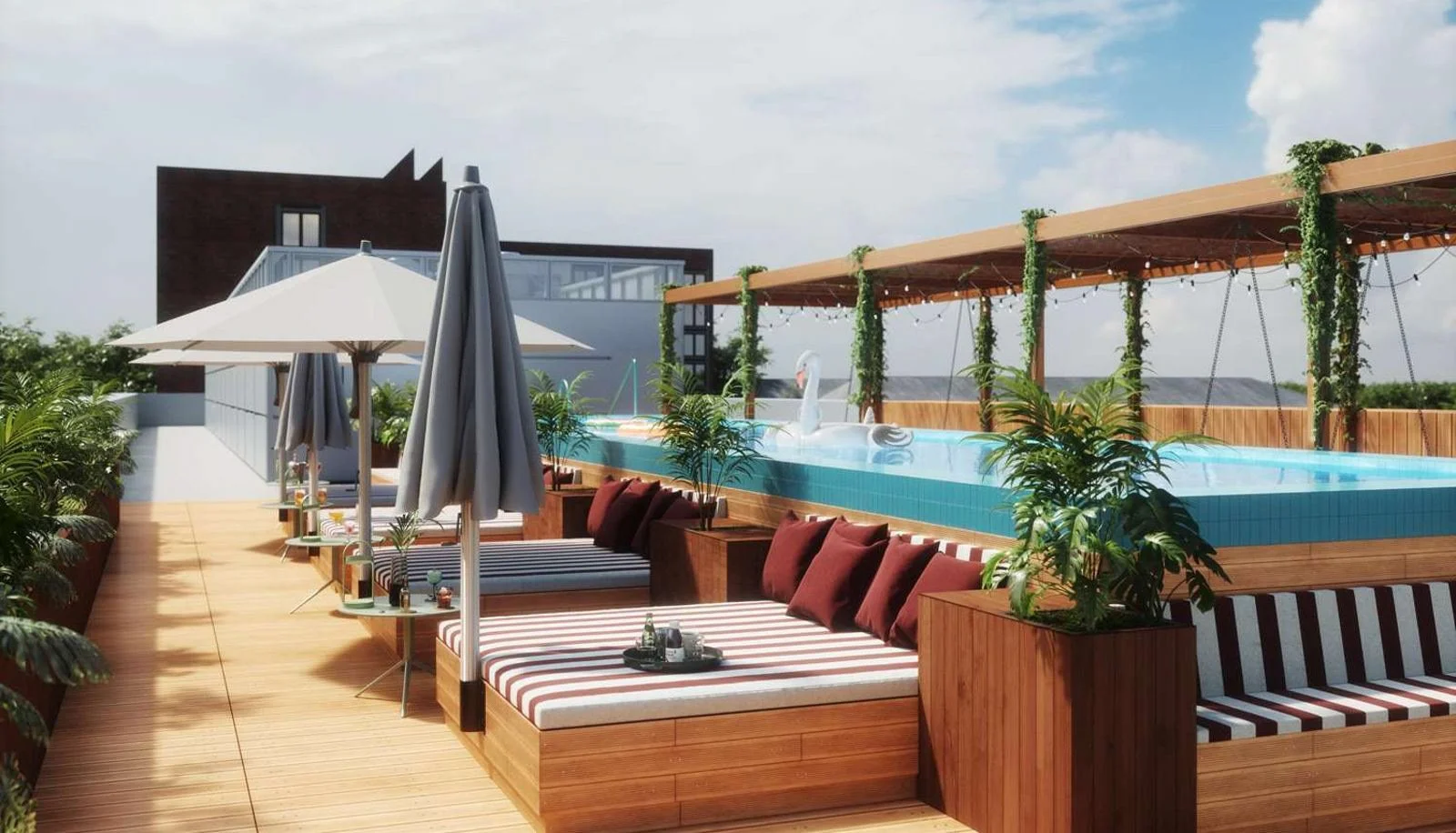Terrasse de piscine avec parasols, chaises longues, coussins et végétation.