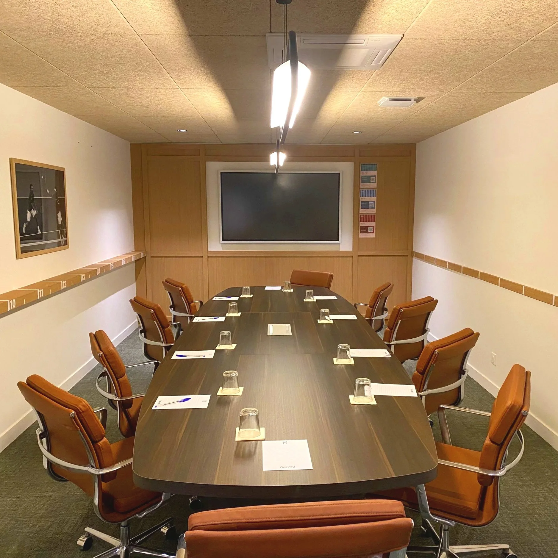 Salle de réunion avec panneautage bois