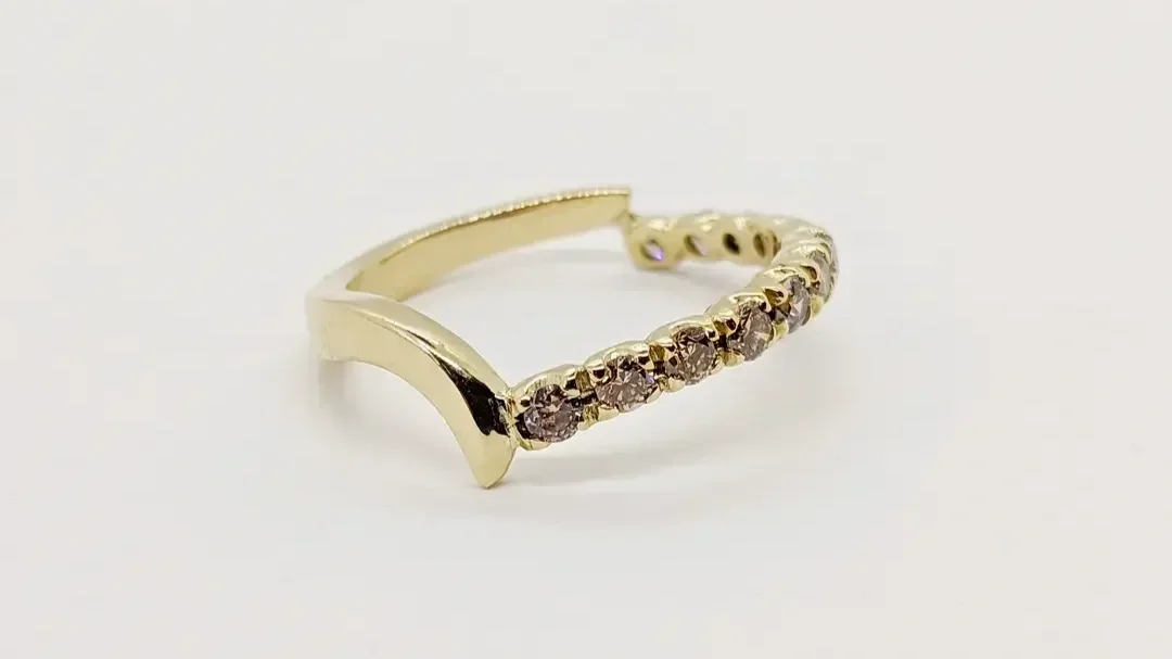 A fitted wedding band in 18ct gold complemented by accent champagne diamonds.
