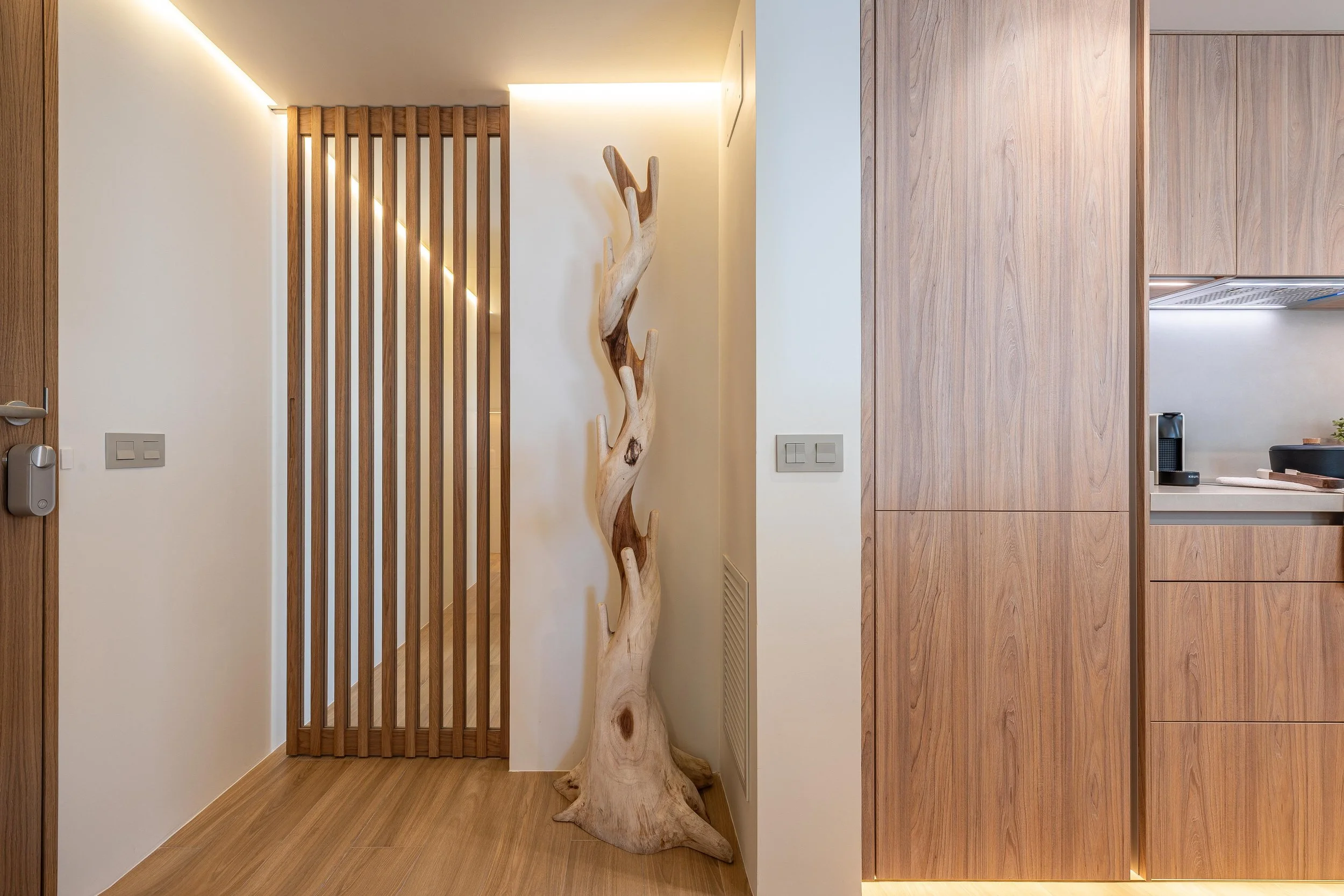 Concebido como un refugio de verano para una familia joven, este proyecto busca el equilibrio entre el minimalismo y la calidez.

Con vistas al Mediterráneo, el espacio se articula a través de la luz, materiales serenos y una clara intención de simpl