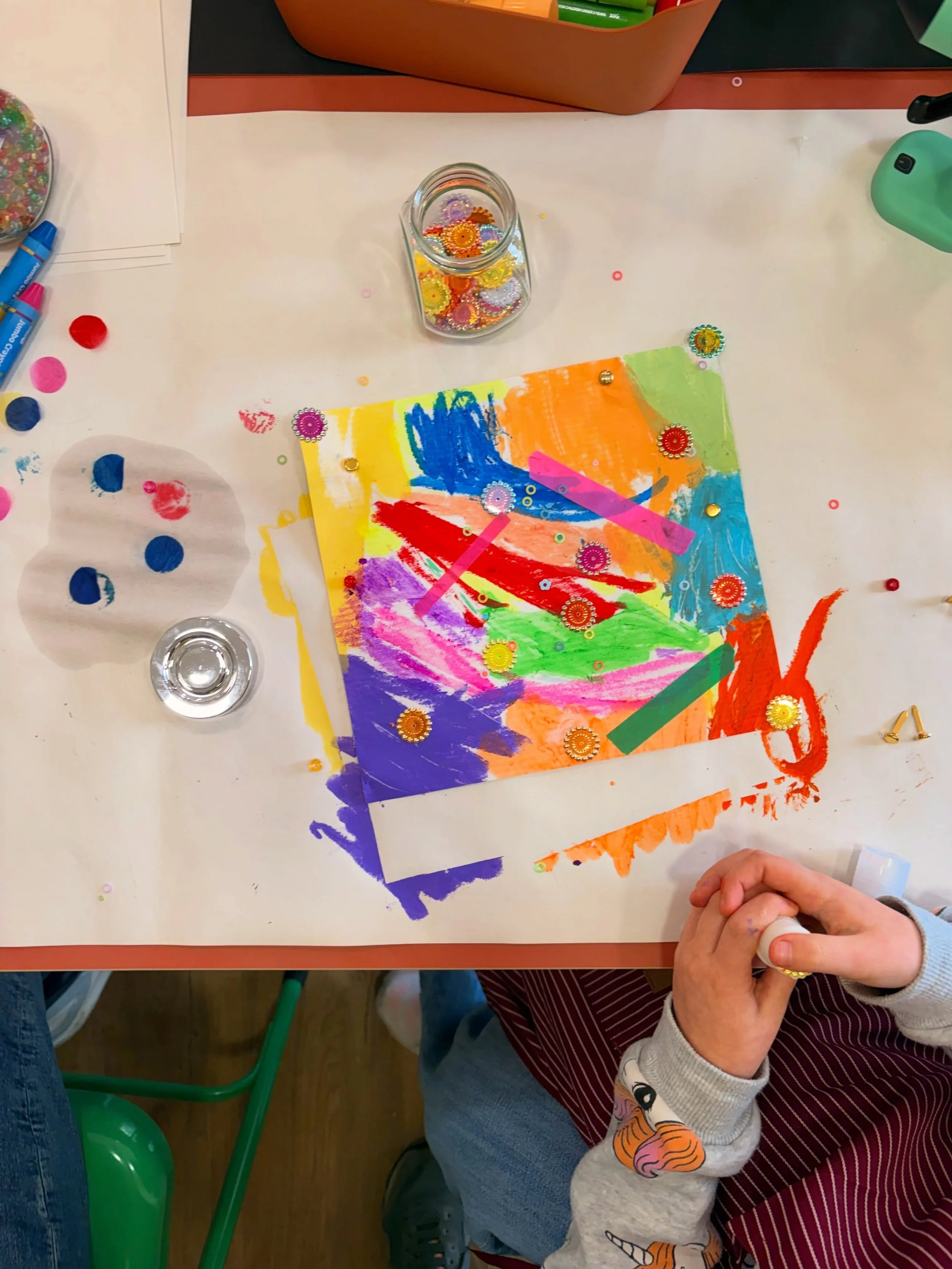 We had a gorgeous gang of kids (and parents!) in the studio this weekend, including a few familiar faces coming back for more Open Studio fun. 🧡

I always put out a few starting points on the tables, but sometimes the best ideas come from the kids t