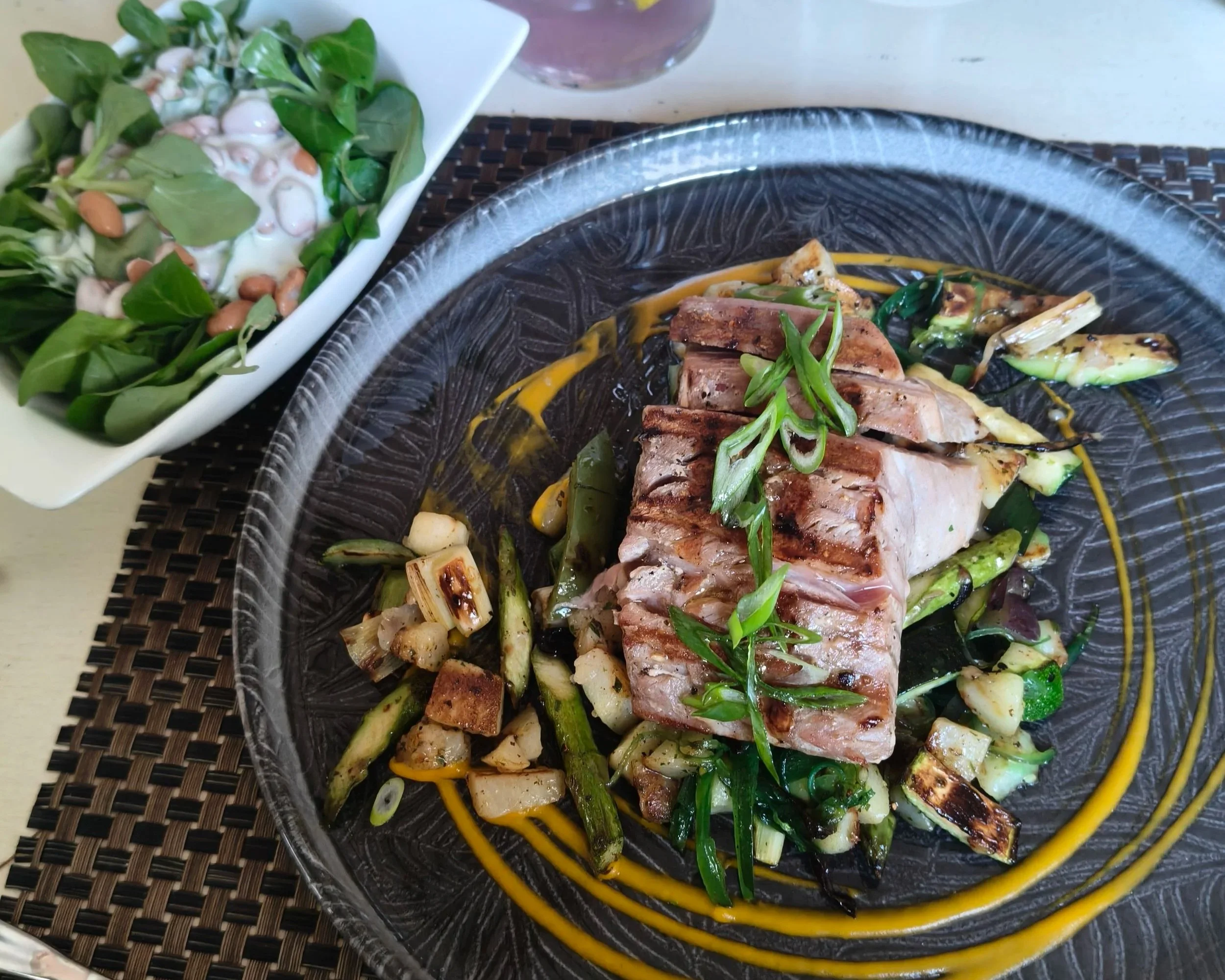 Rojstnodnevno kosilo v Pristanu: tunin steak, bao bunsi in popoln poobedek