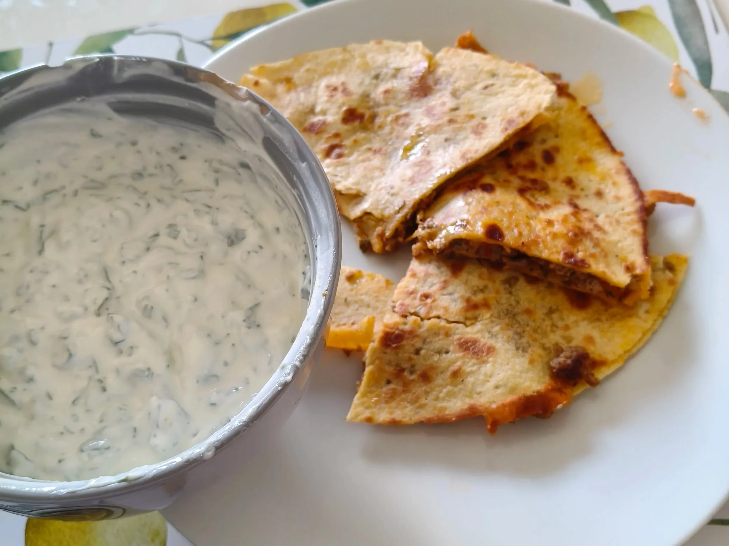 Quesadille z mletim mesom in cheddarjem ter osvežilnim jogurtovim dipom