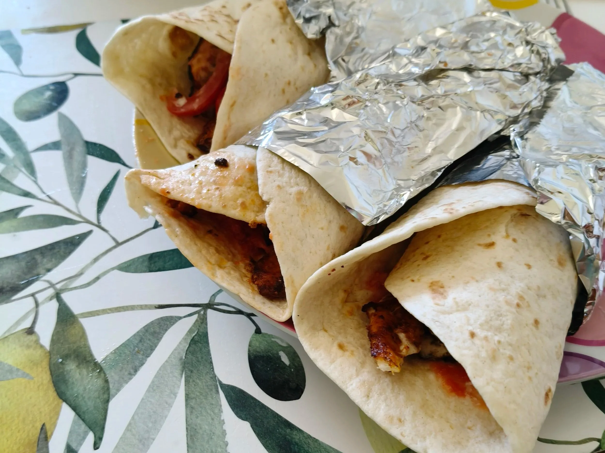 Eksperimentalni petek: domači piščančji kebab s toumom in tortiljami