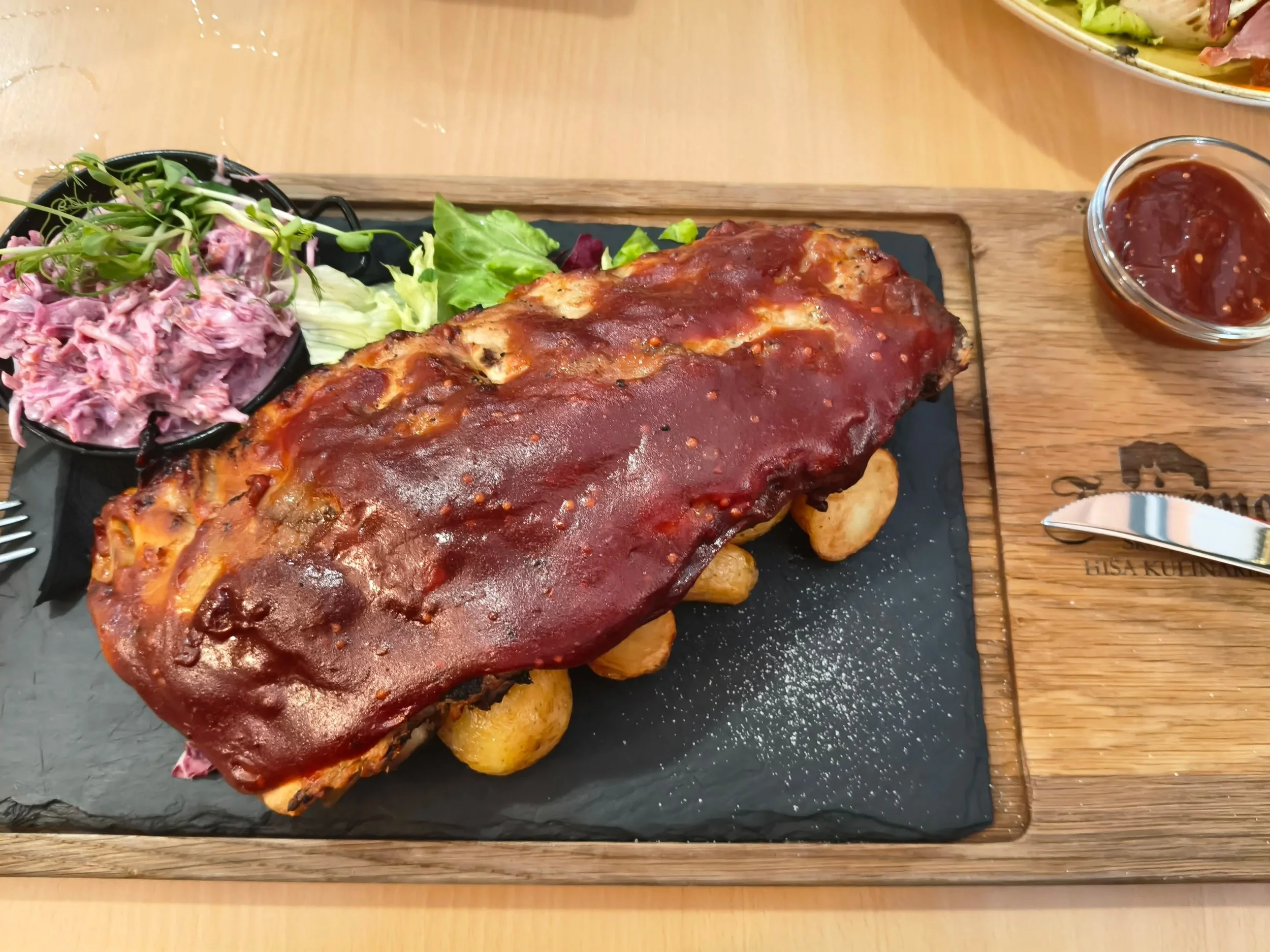 Ponedeljek na cesti: BBQ rebrca, najboljši pečeni krompir in carski praženec