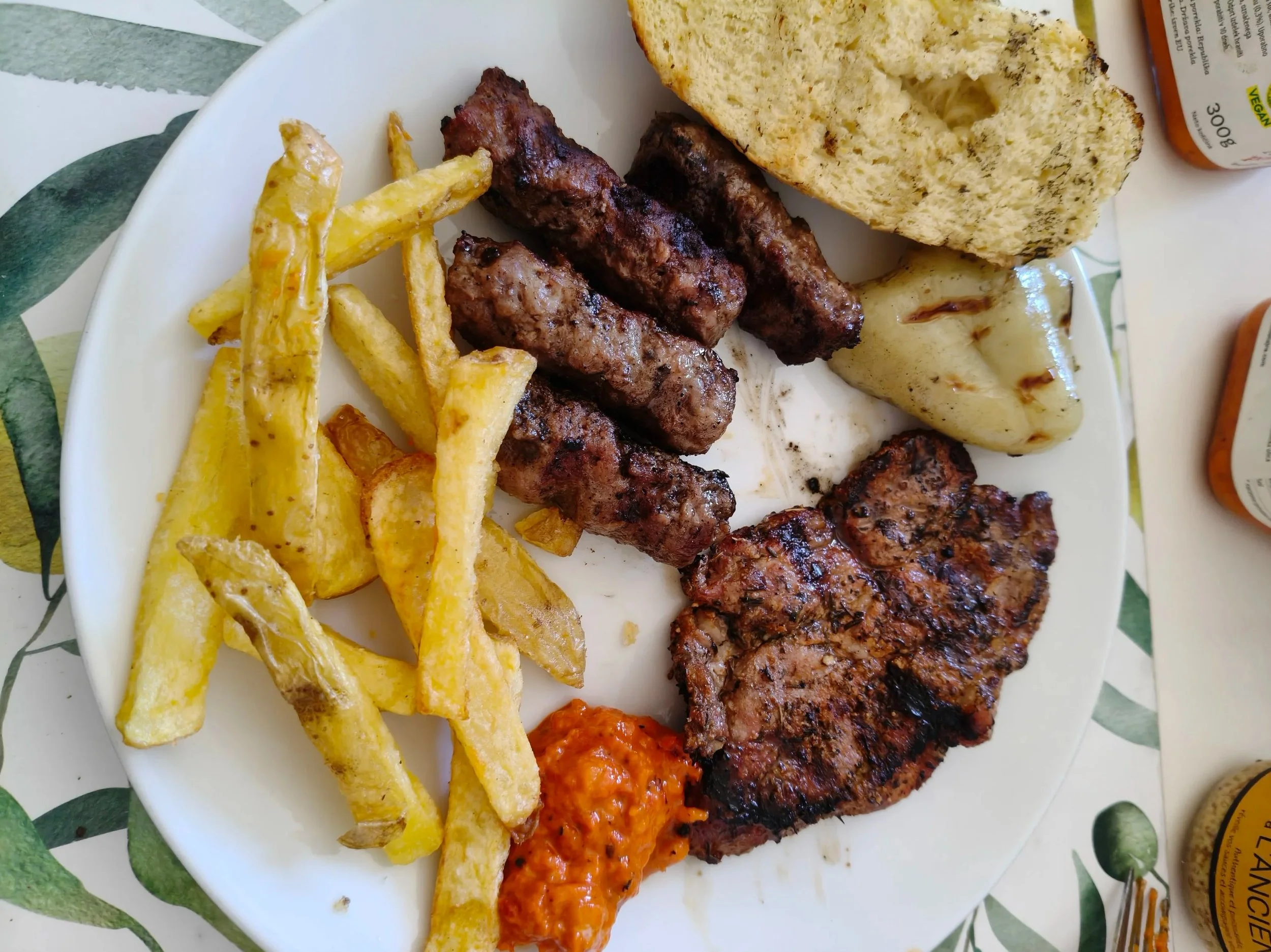 Razkužena sobota: družinsko čiščenje, žar in najboljši domači pomfri