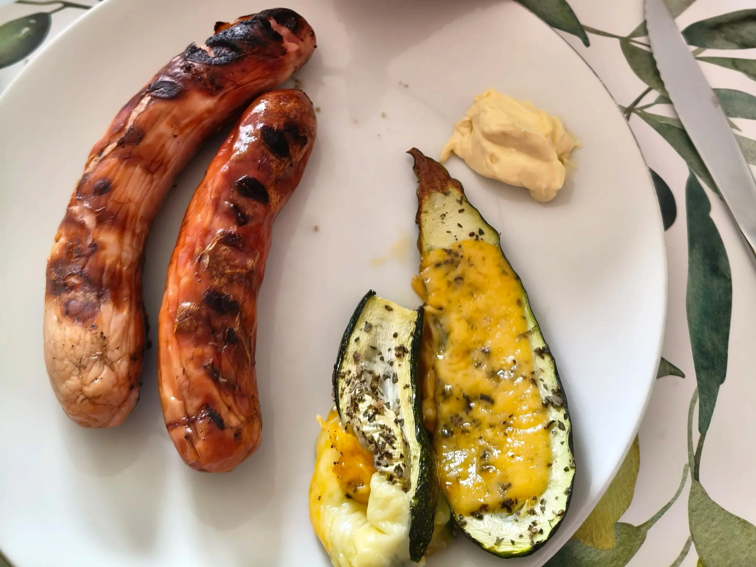 Poletno kosilo z žar klobasami, pečeno zelenjavo in paradižnikovo solato z mocarelo