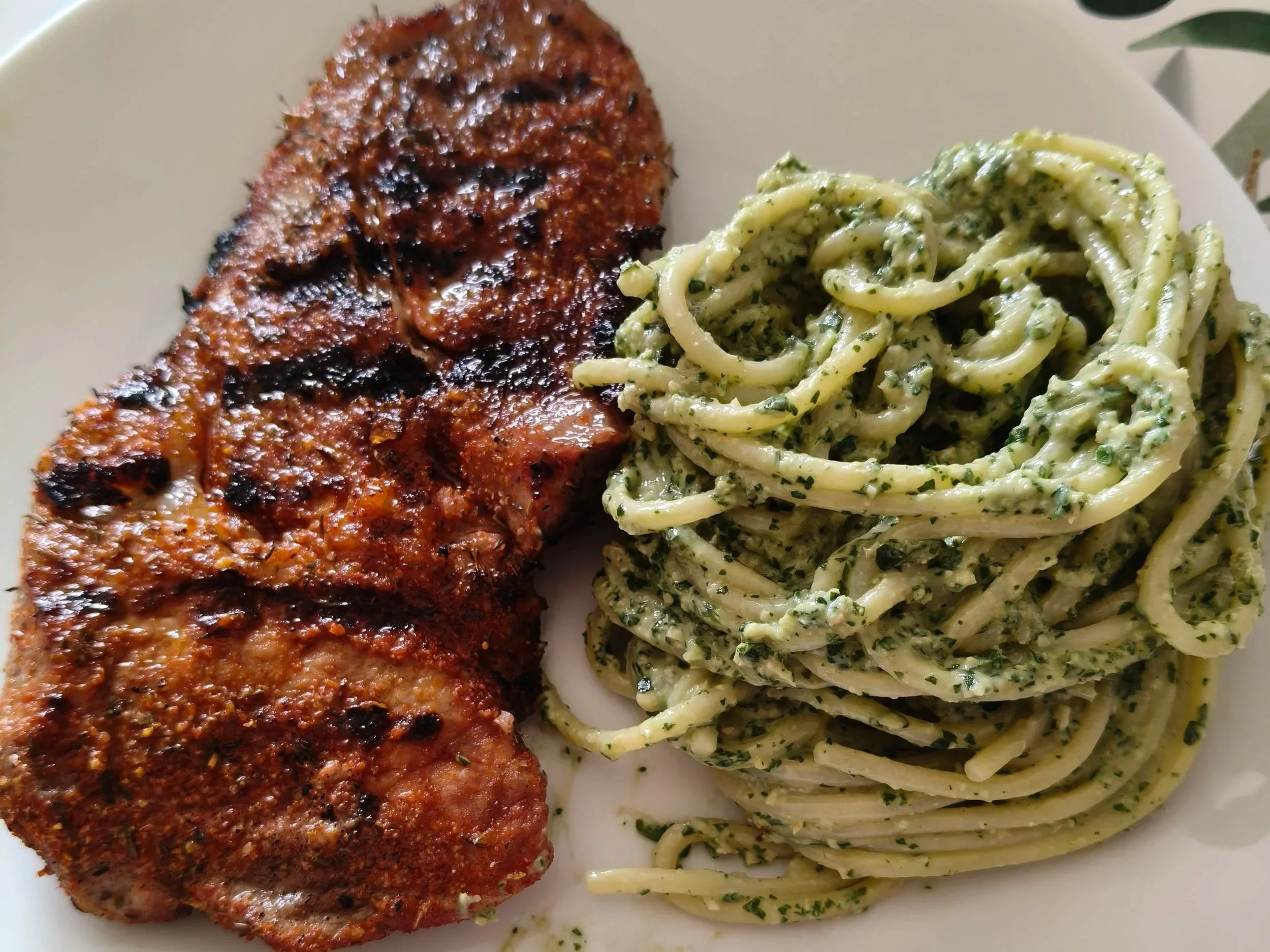 Pesto iz avokada in rukole s špageti ter svinjsko vratovino z žara | Dnevnik kuhanja