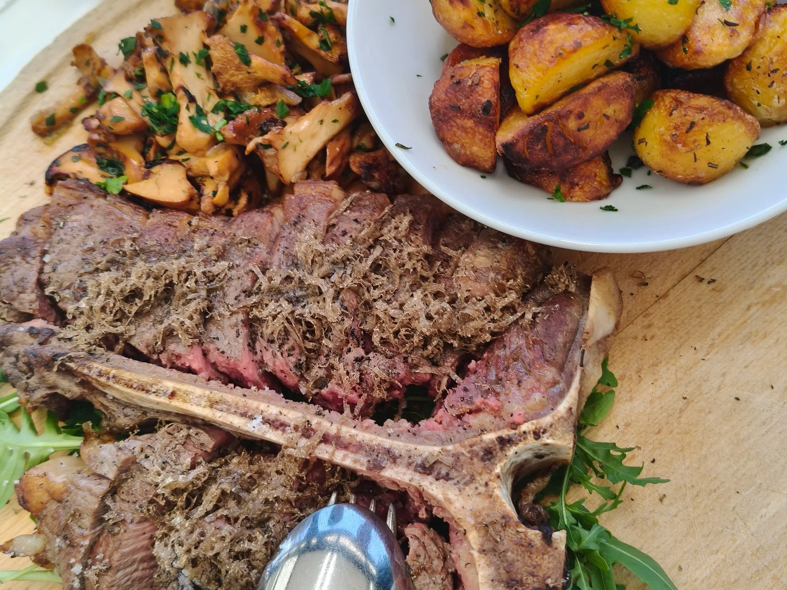 Kosilo v restavraciji Pr' Bizjak: T-bone steak, juha iz bučk in domača torta | Dnevnik kuhanja