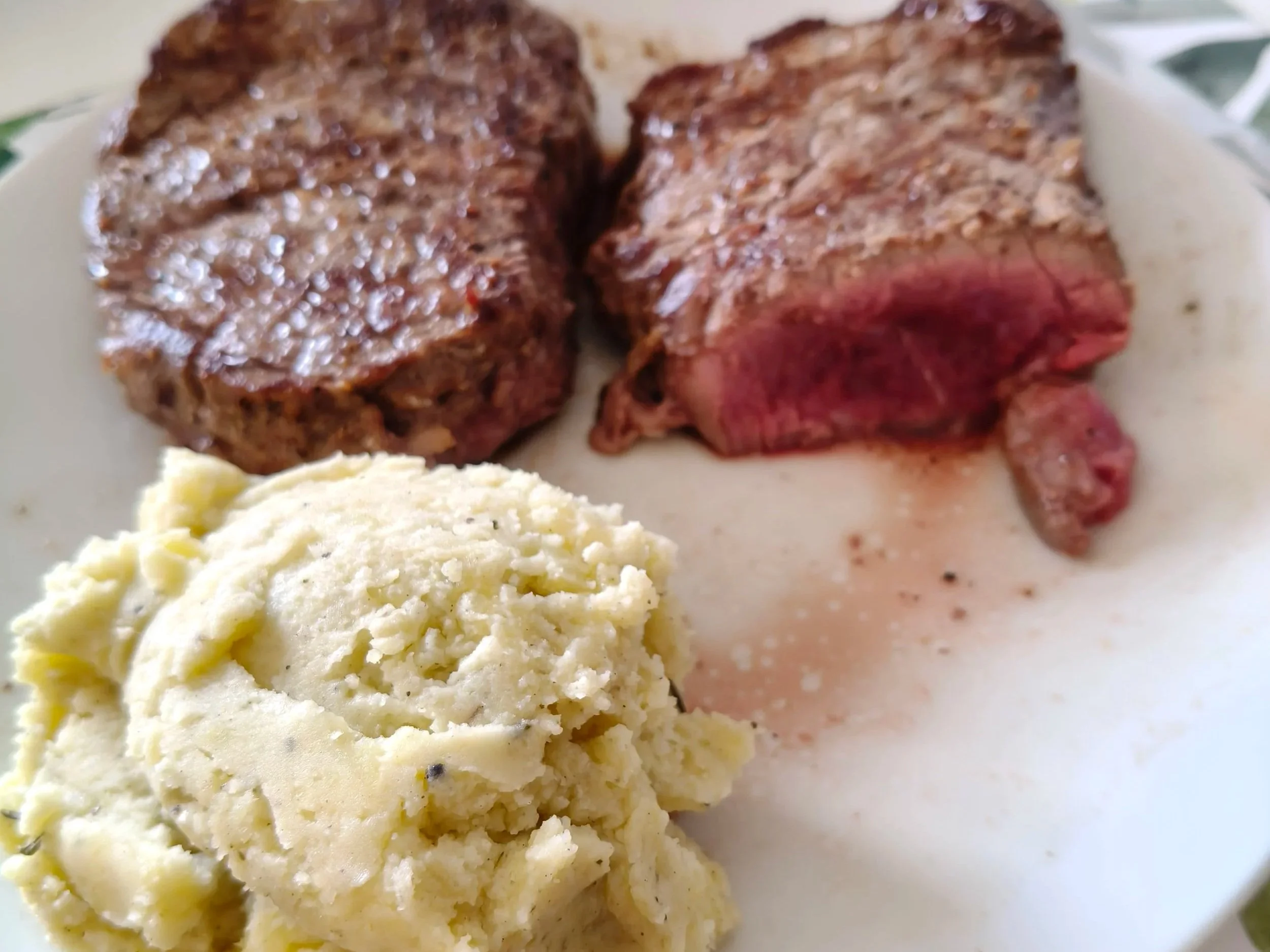 Zaposlena sobota: goveji steak medium rare s kremnim pire krompirjem