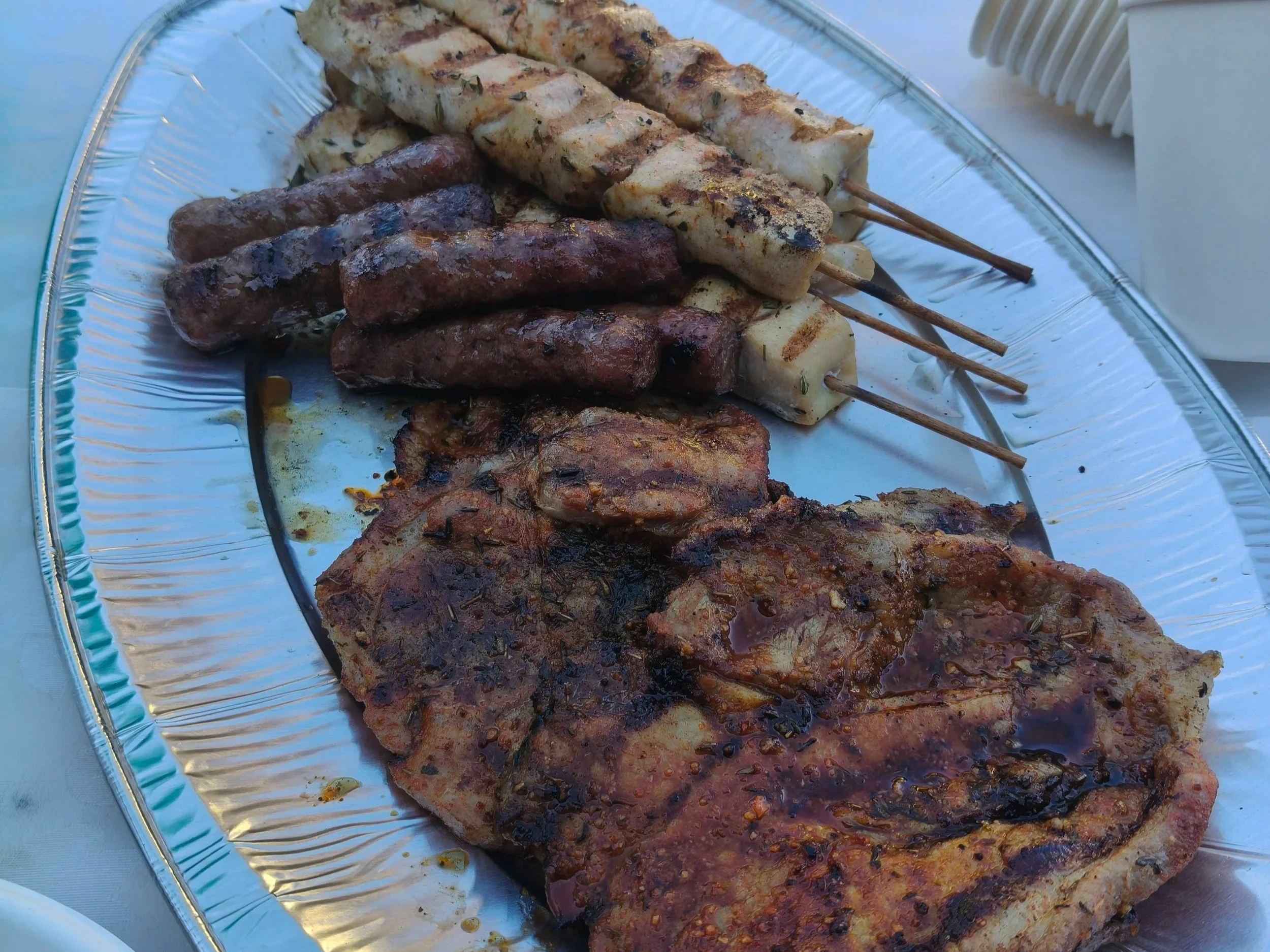 Izžeta nedelja: piknik z žara, bogate priloge in ježeva rojstnodnevna torta