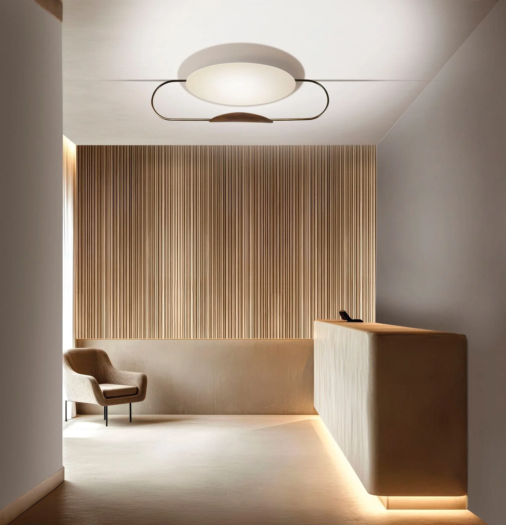 Interno minimalista con pareti di legno e illuminazione soffusa. Due sedie imbottite di fronte a un bancone di legno chiaro.