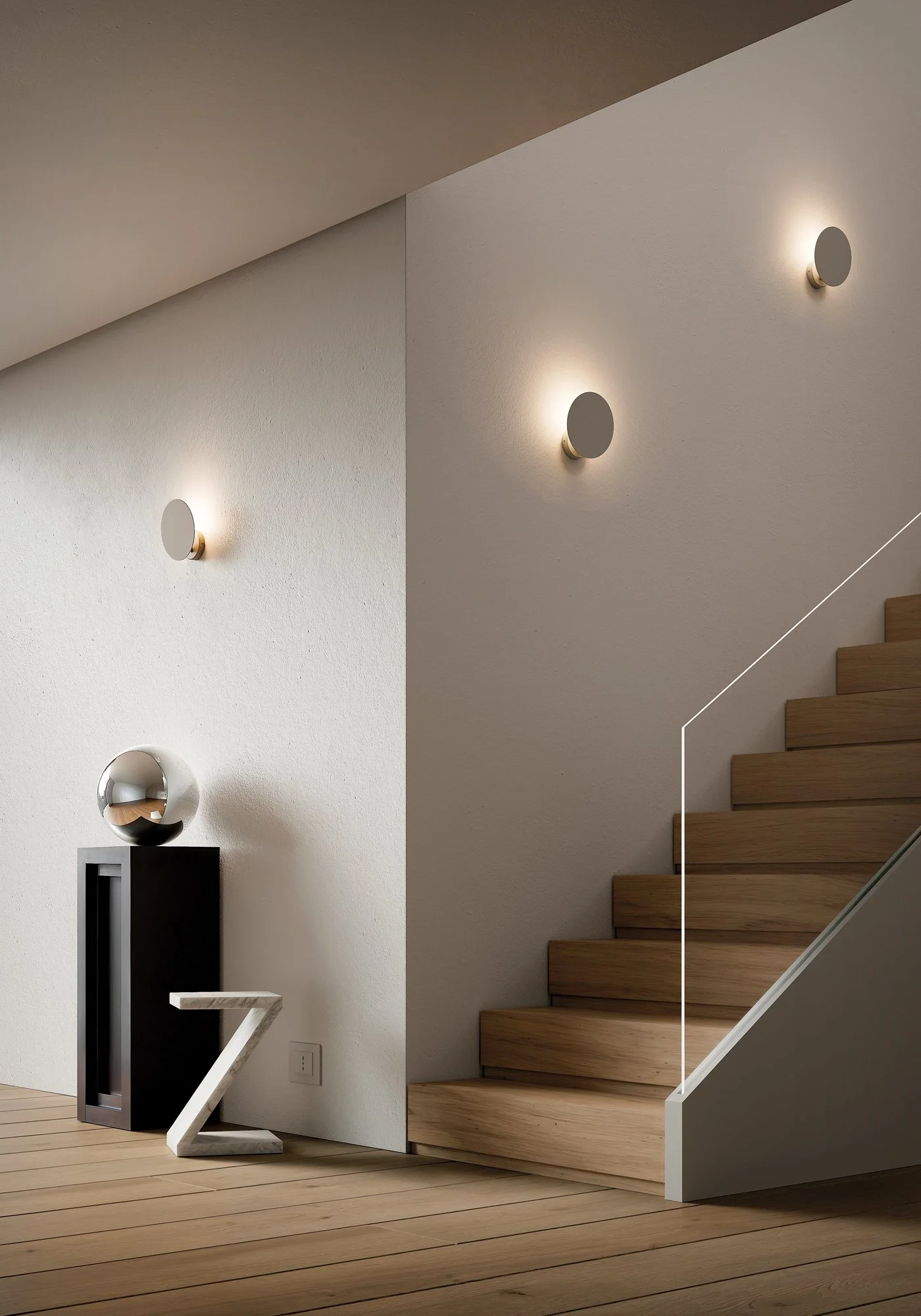 Interno moderno con scale in legno, lampade a parete e un mobile nero con decorazioni