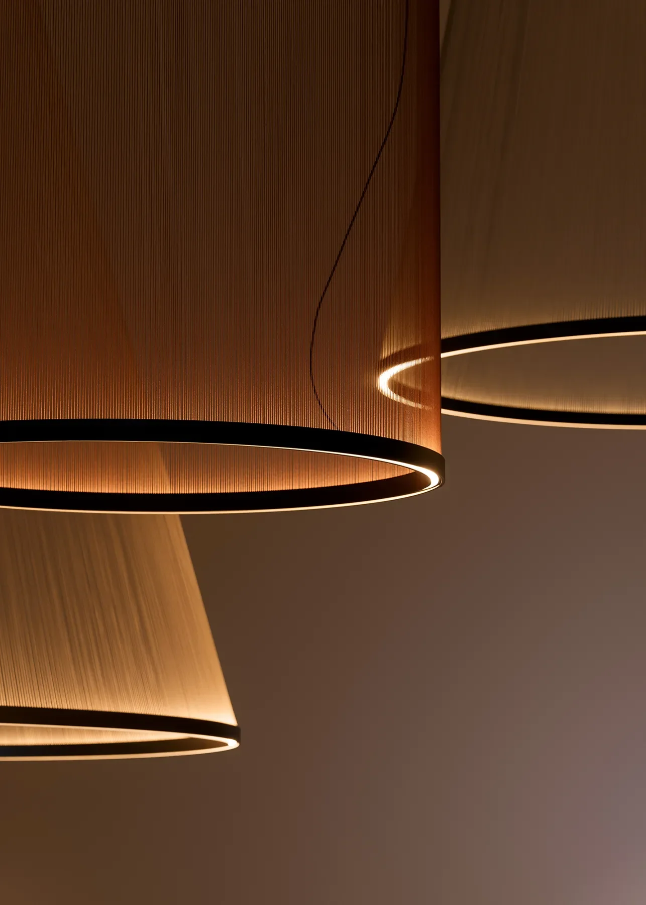 Lampade a sospensione moderne in stile minimalista con finitura in legno e luci calde.