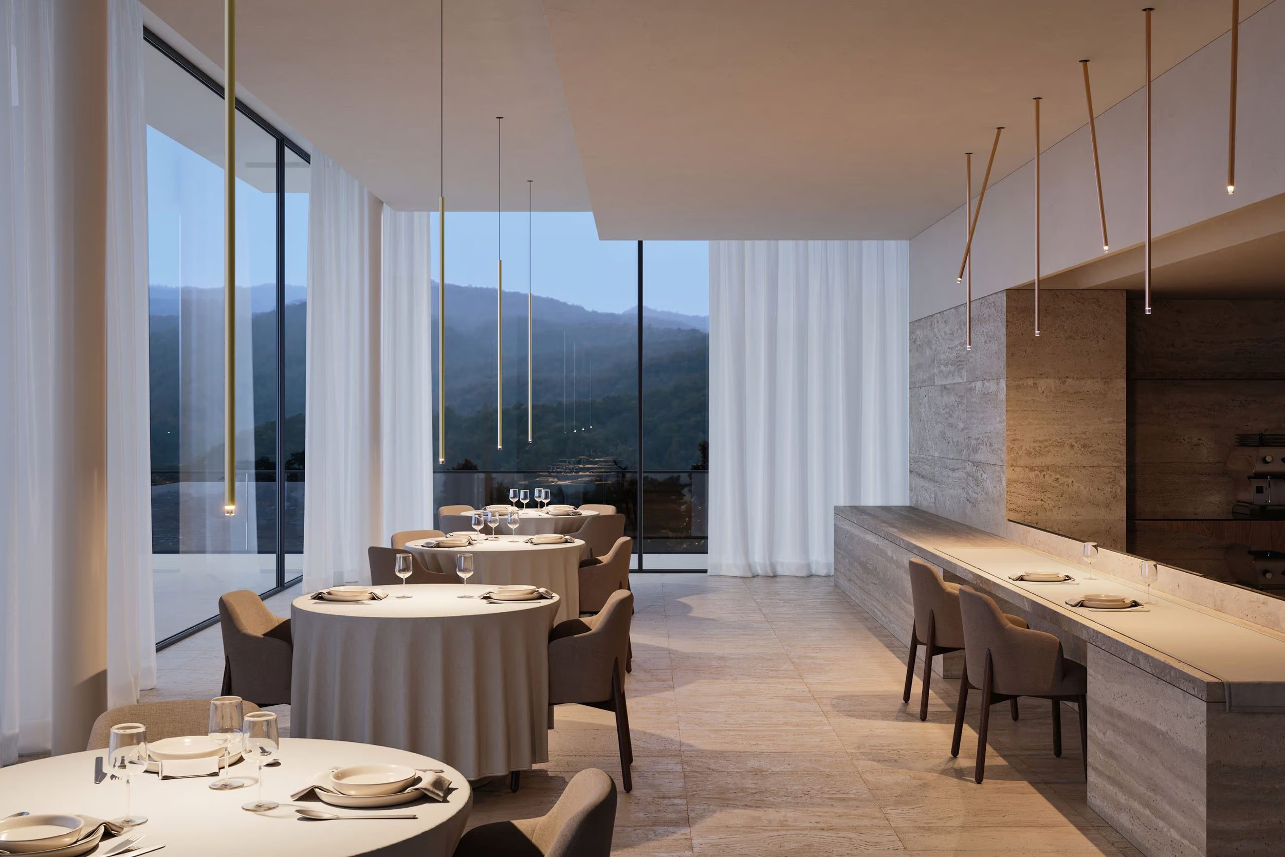 Interno di un ristorante moderno con grandi finestre che mostrano un paesaggio montano, illuminazione a sospensione dorata e tavoli apparecchiati per la cena.