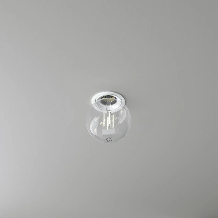 Lampi a soffitto con copertura di vetro trasparente.