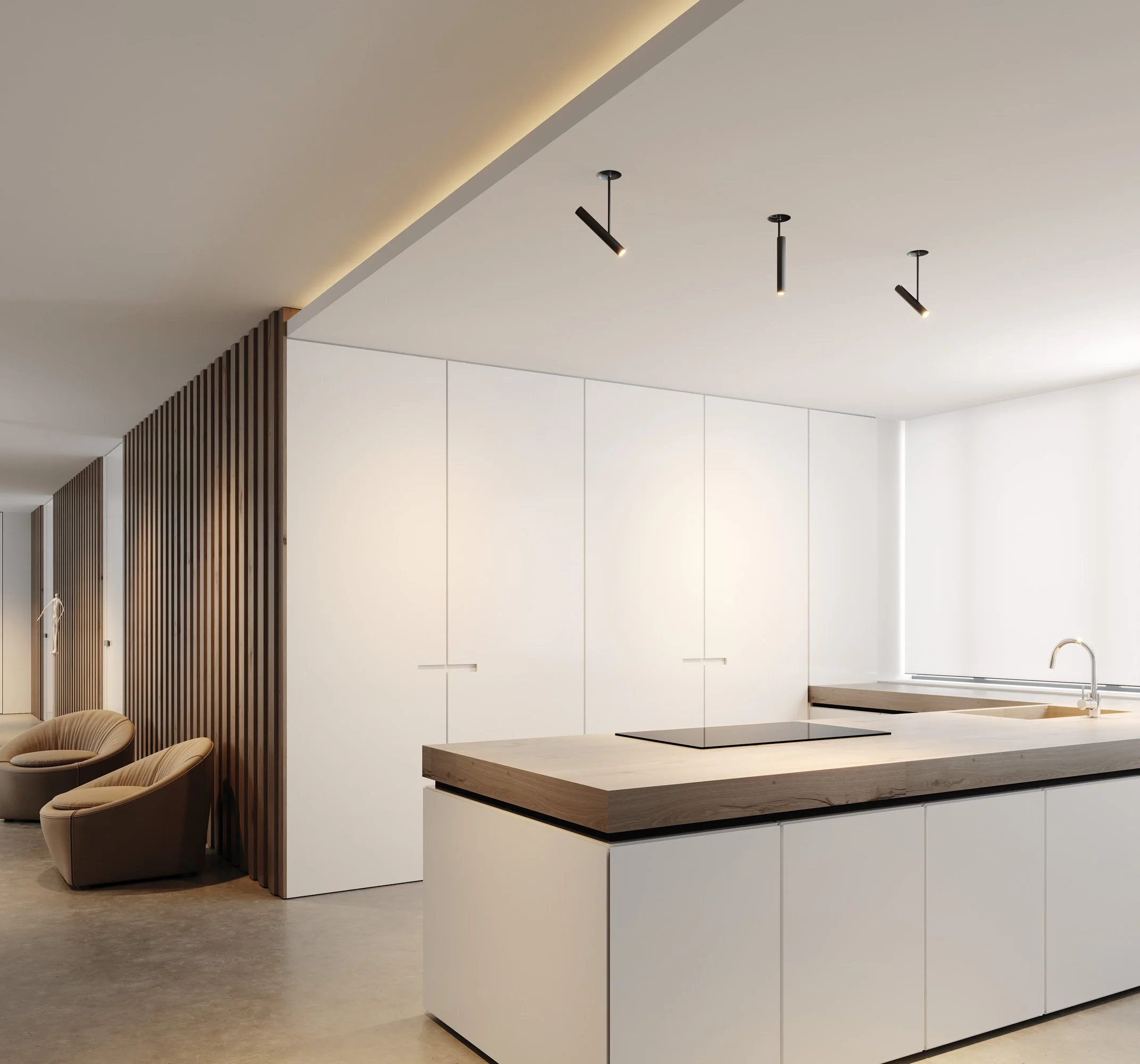 Interno di una cucina moderna con piano di lavoro in legno, pareti bianche, illuminazione a binario e sedie beige lungo il lato.
