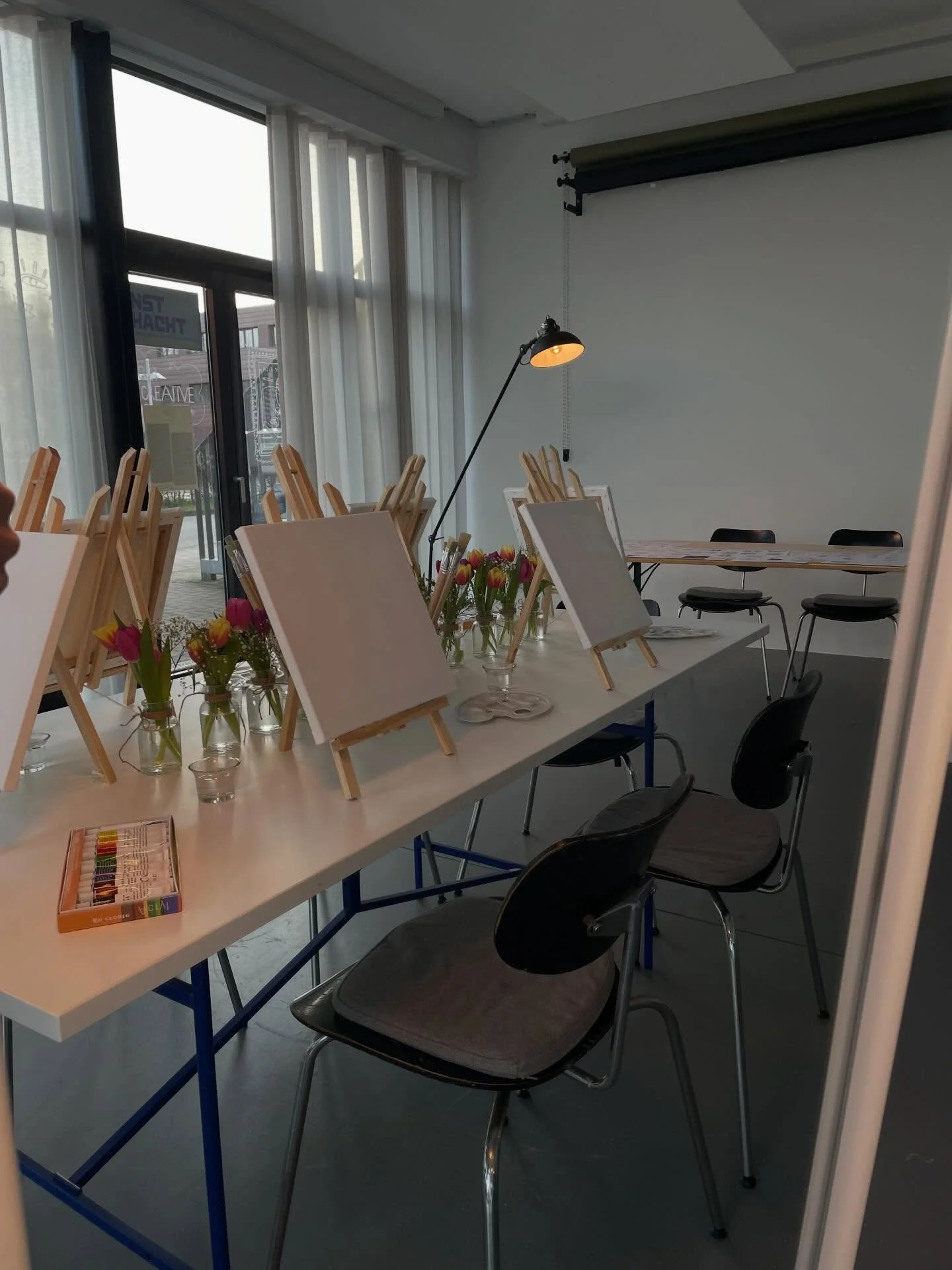 Malen mit Acrylfarben 🎨

Kreative Ideen und eine entspannte Atmosph&auml;re haben gestern zu sch&ouml;nen, individuellen Ergebnissen gef&uuml;hrt. Bei diesem Kurs darf sich jeder mit Acrylfarben austoben und eine Leinwand gestalten. ✨

Du hast auch 