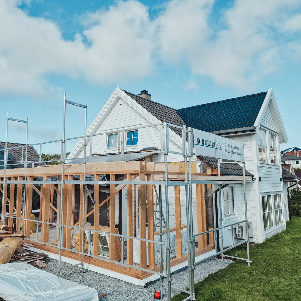 Tilbygg med takopplett og moderne kledning – Schütz Bygg Haugalandet