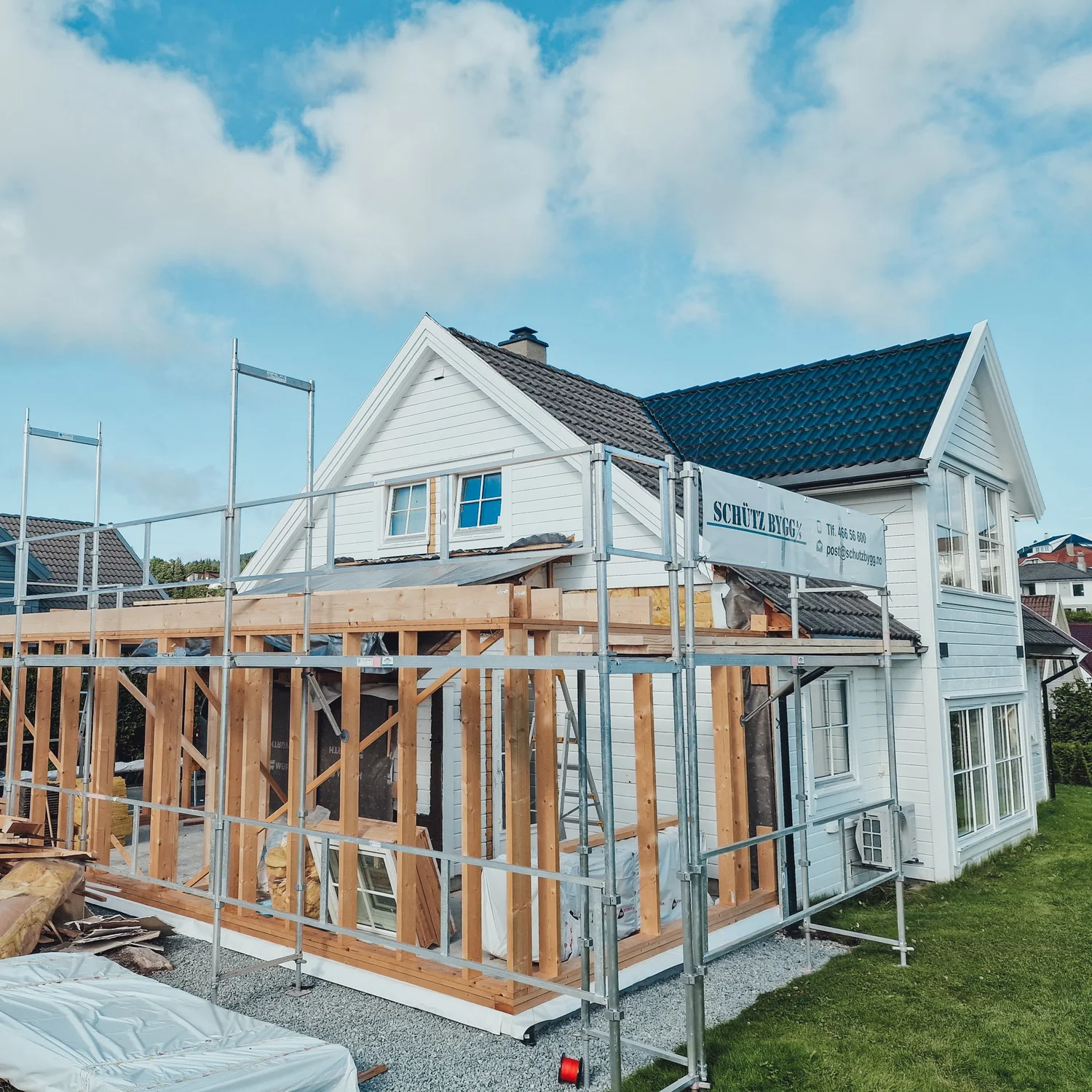 Tilbygg med takopplett og moderne kledning – Schütz Bygg Haugalandet