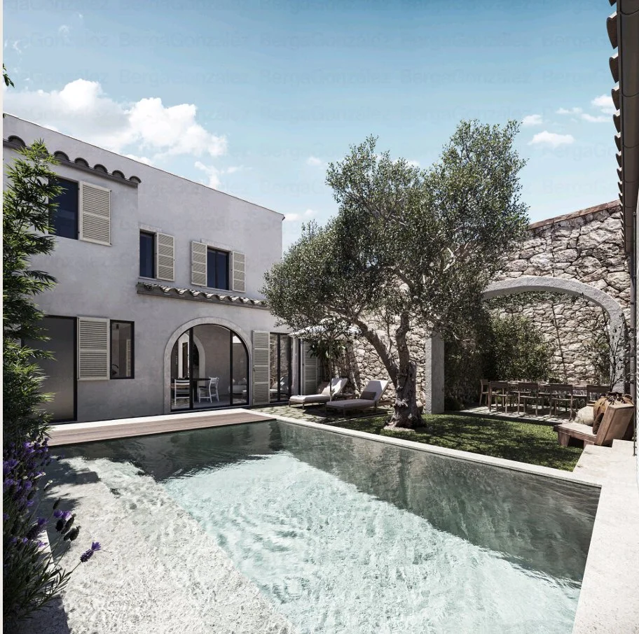 Innenhof mit Schwimmbad, Liegestühlen, Bäumen und einem alten Steinmauer im Hintergrund, umgeben von einem weißen Haus und einer Steinmauer