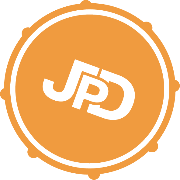 Simbolo di un orologio con le lettere JD in al centro, in stile minimalista, sfondo arancione.