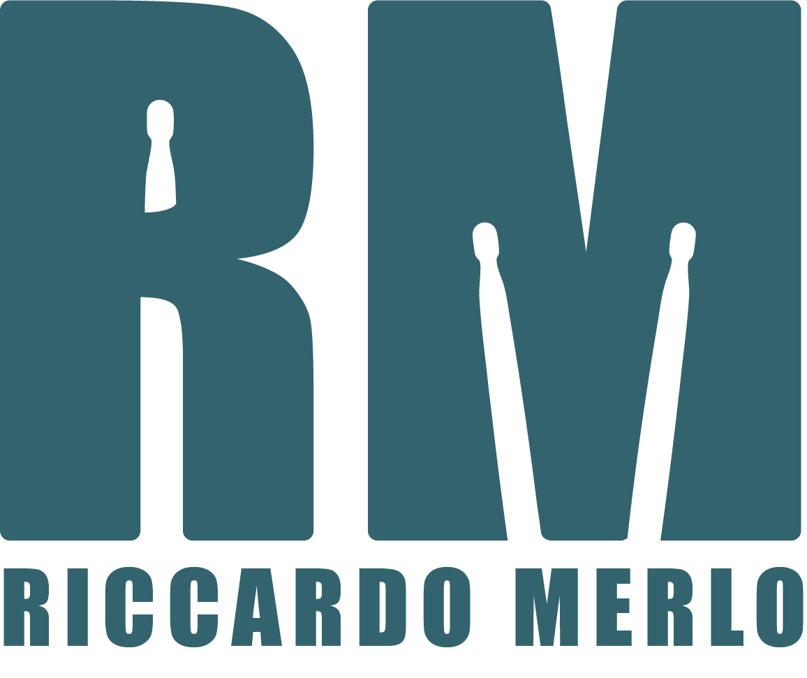 Logo con grandi lettere blu BM e il testo Riccardo Merlo sotto.